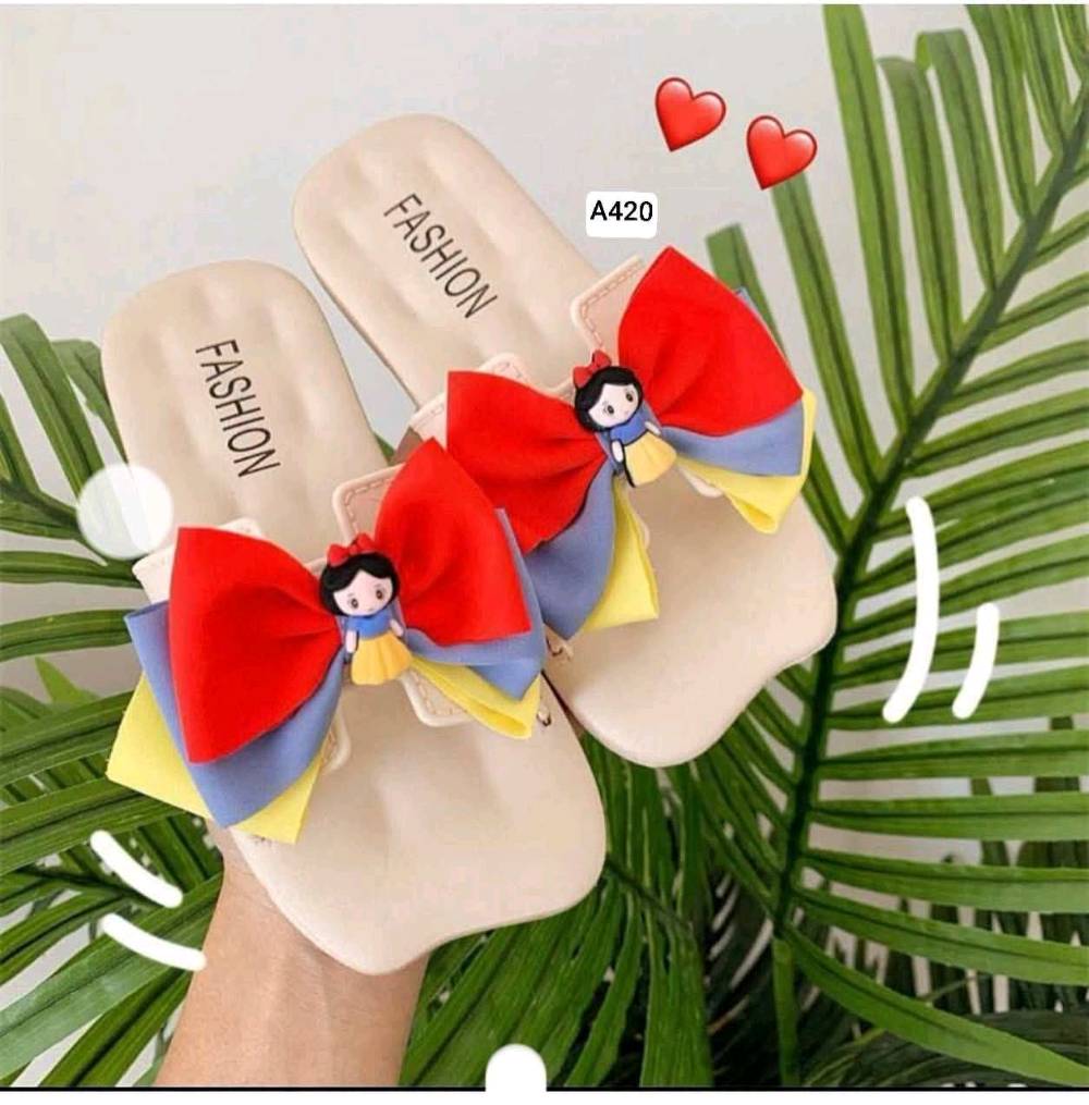 ملابس اطفال وشحاطات بناتي