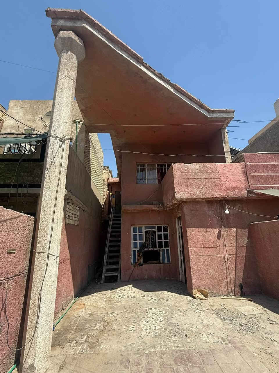 السلام عليكم للبيع للبيع يوجد لدينا مشتمل 120م في منطقه حي الجهاد الفين قريب من الأساتذة الامانه الواجهة 6 والنزال 20 يحتوي عله غرفتين نوم وصاله ومطبخ وخدمات وسعر مناسب جداً هاتف  ***********

