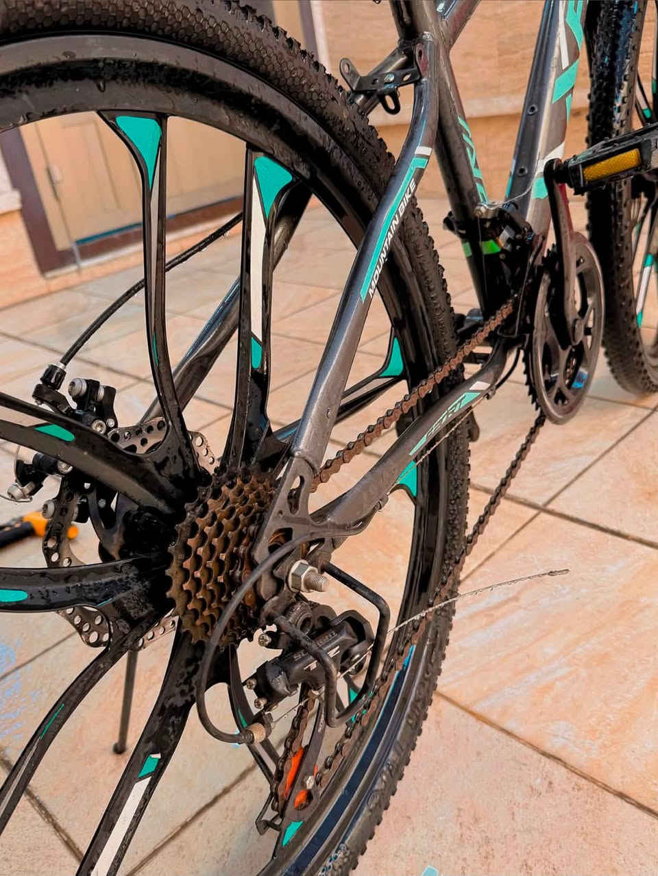 🚴‍♂️ بايسكل FLIN حجم 27 للبيع 🚴‍♂️

مستعمل استعمال بسيط وحالته قريبة للجديد، ويلات مروحة رياضية وبريكات دسك قوية

💰 السعر: 130,000 دينار (مجال بسيط)
📍 المكان: بغداد - شارع فلسطين
📱 للتواصل: ***********
