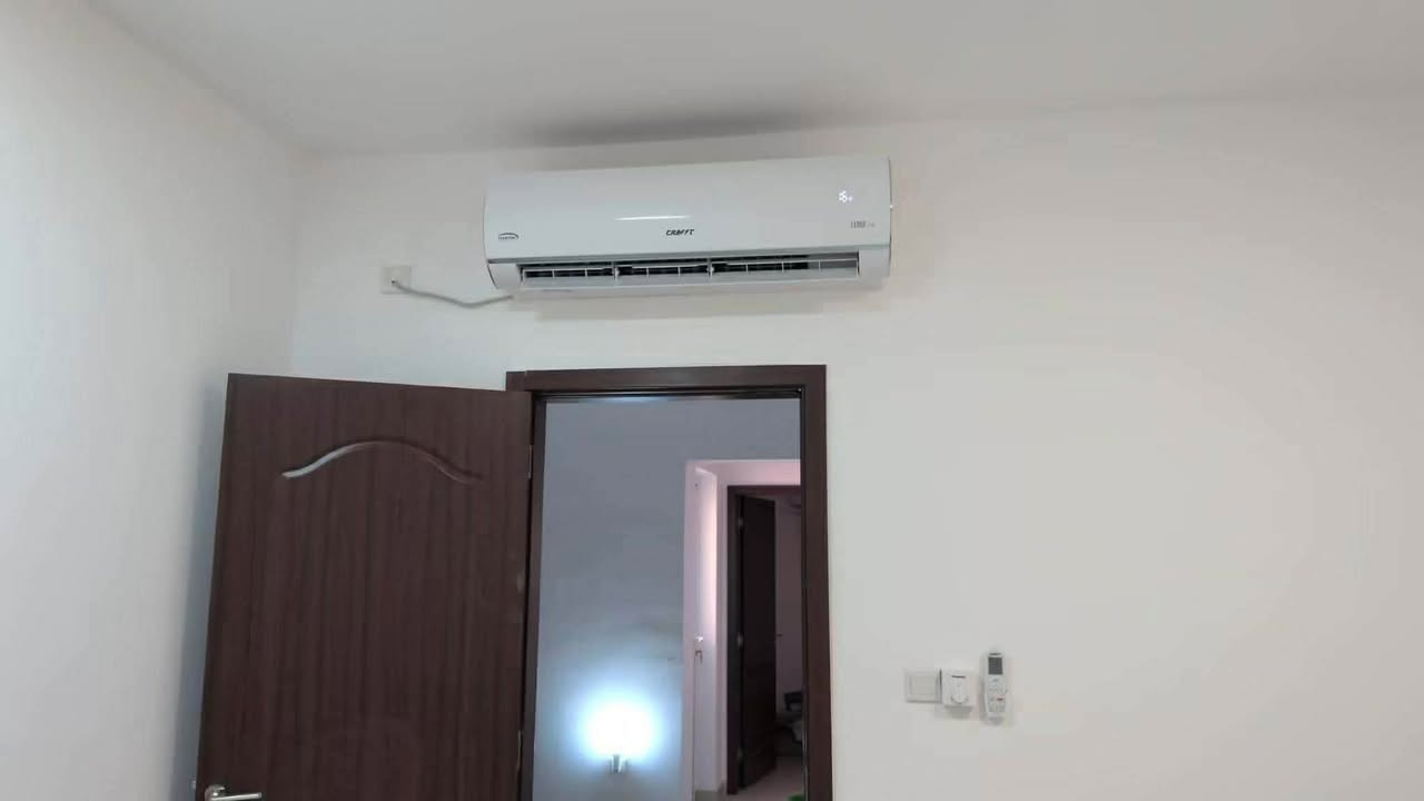 🏡 للإيجار – بيت مؤثثة بالكامل في أبو غرق / مجمع الكوثر السكني
📍 الموقع: أبو غرق – مجمع الكوثر السكني

✨ مواصفات البيت:

✅ المساحة: 150 متر مربع.

✅ طابقان.

✅ مؤثثة بالكامل بأثاث راقٍ وحديث.

✅ جميع الغرف مجهزة بمكيفات (سبلت).

✅ جاهزة للسكن مباشرة.

🏠 الطابق الأرضي:

✅ غرفة نوم مؤثثة بأثاث جديد من الصاج.

✅ صالة واسعة ومؤثثة.

✅ كريدور.

✅ مطبخ حديث مجهز بالكامل، ويحتوي على جميع الأجهزة الكهربائية والأدوات المنزلية، منها غسالة صحون، قلاية هوائية، أجهزة وأدوات طبخ متنوعة، قدور، طاوات، صوانٍ، وجميع مستلزمات المطبخ بنوعيات ممتازة.

✅ مجمع صحيات.

✅ كراج سيارة.

🏠 الطابق الثاني:

✅ غرفتا نوم مؤثثتان.

✅ كريدور.

✅ مخزن.

✅ مجمع صحيات.

✨ مميزات إضافية:

✅ صالة (هول) مؤثثة بالكامل مع سفرة طعام وسجاد.

✅ تبريد وتدفئة.

✅ منزل متكامل ولا يحتاج المستأجر إلى أي تجهيزات إضافية.

💰 للاستفسار ومعرفة تفاصيل الإيجار، يرجى التواصل ممعنا

☎***********/☎️***********

📍 عنوان المكتب:

الحلة، حي المعلمين، شارع مستشفى طيبة، مجاور حسينية موسى الكاظم.
