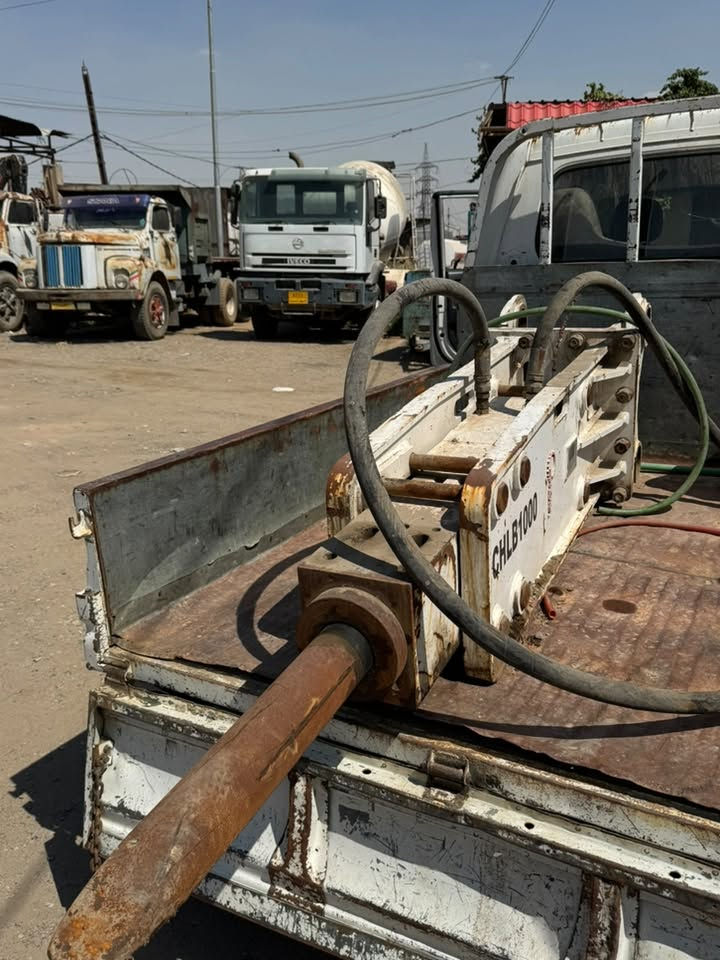 ع: شاكوش هيدروليكي (جك همر) بحالة شبه جديدة 🚜
 الماركة: GASHA
 الموديل: CHLB1000
 سنة التصنيع: 2024
 الوزن التشغيلي: 979 كغم
 ضغط التشغيل: 150 - 170 بار
 معدل تدفق الزيت: 80 - 110 لتر/دقيقة
 الحالة: جديد، شغل 10 أيام فقط ونظيف جداً.
📍 الموقع: الموصل
📞 للتواصل والاستفسار: ***********
