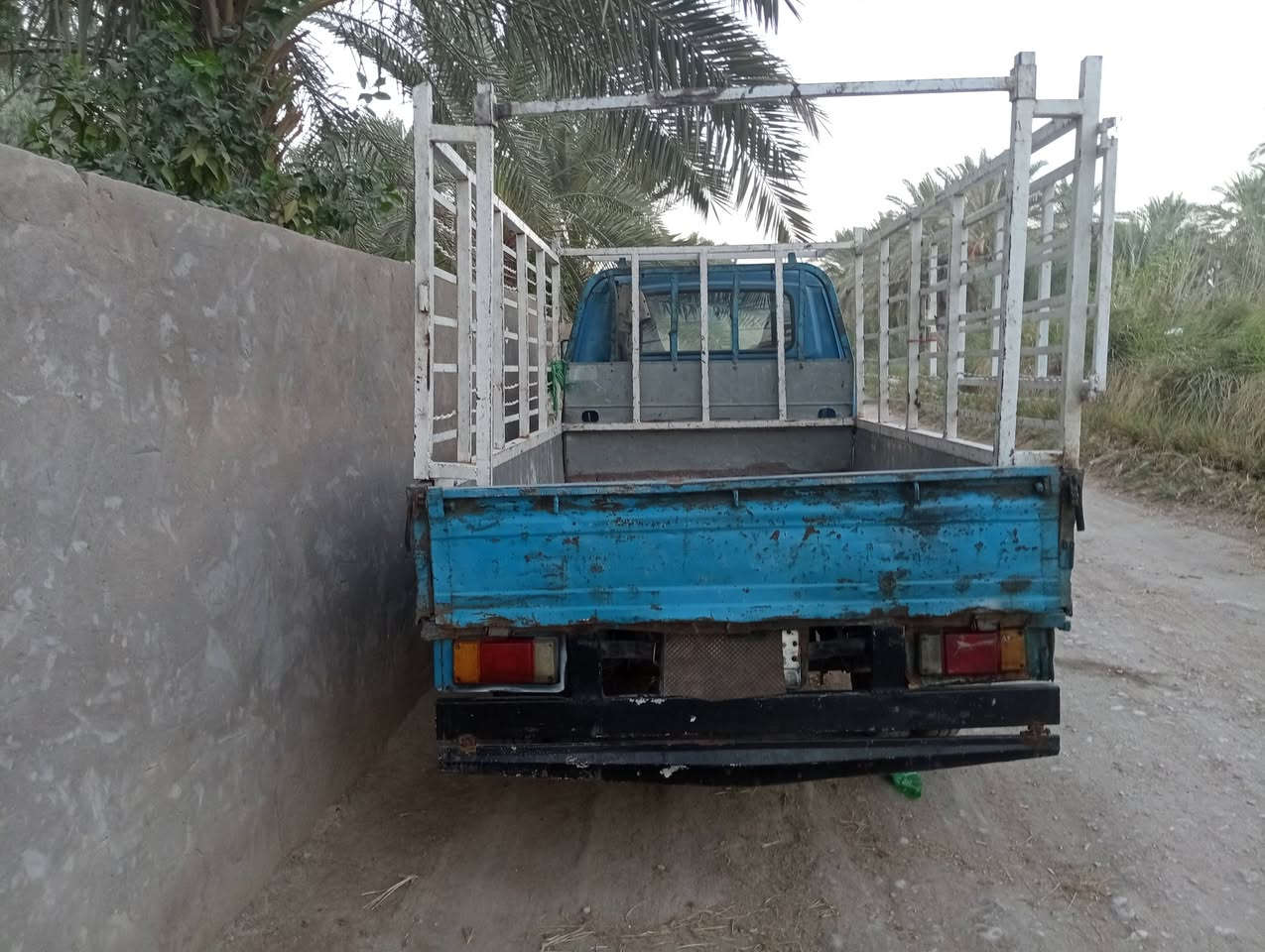 شاحنة • للبيع • بدون تفاصيل