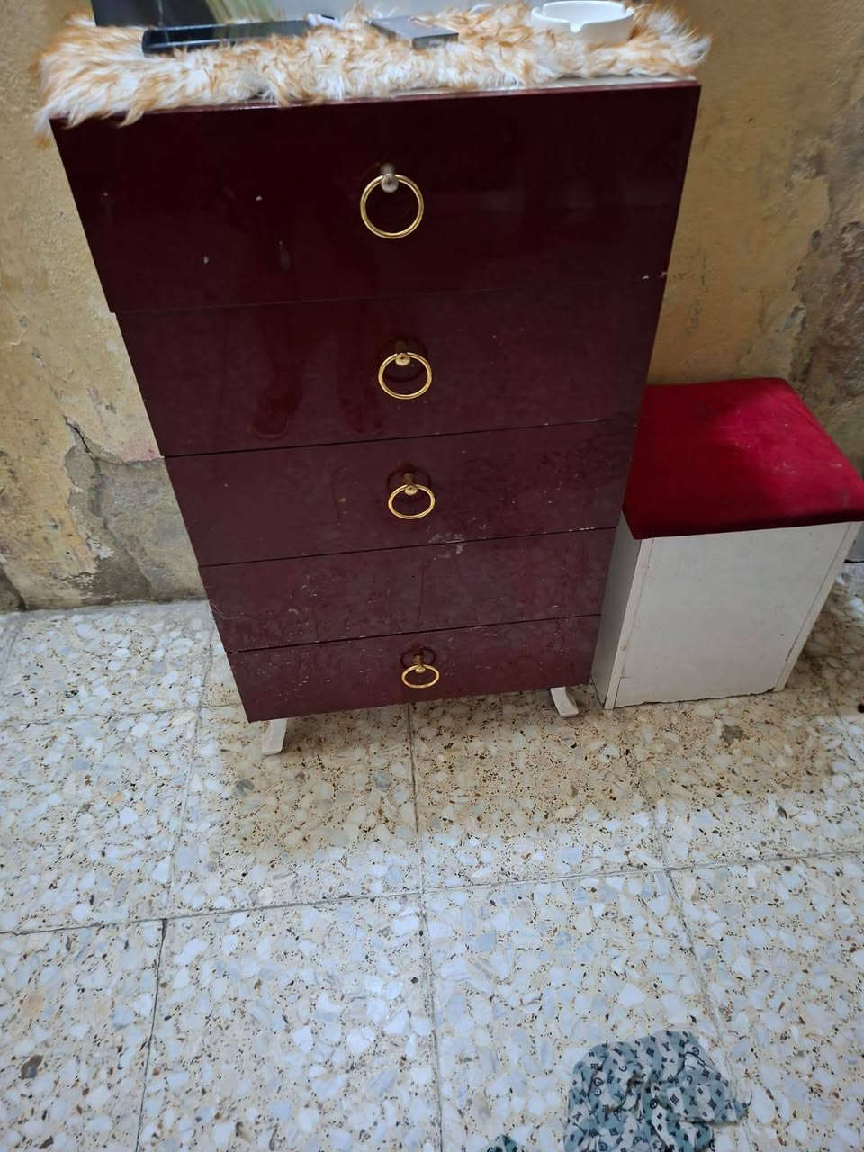 سلام عليكم غرفه نوم تركي نضيفه للبيع ومجمده نضيفه شغاله عل فحص للبيع رف مع خانات للبيع كلمن وسعره مكاني بغداد مدينة الصدر رقم ***********
