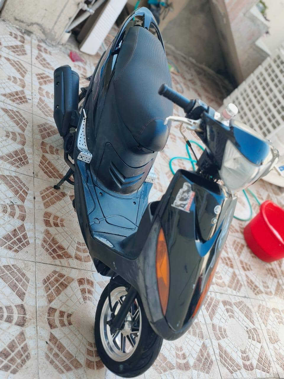ماكس عدله • اسود • مكينة مفتوحة