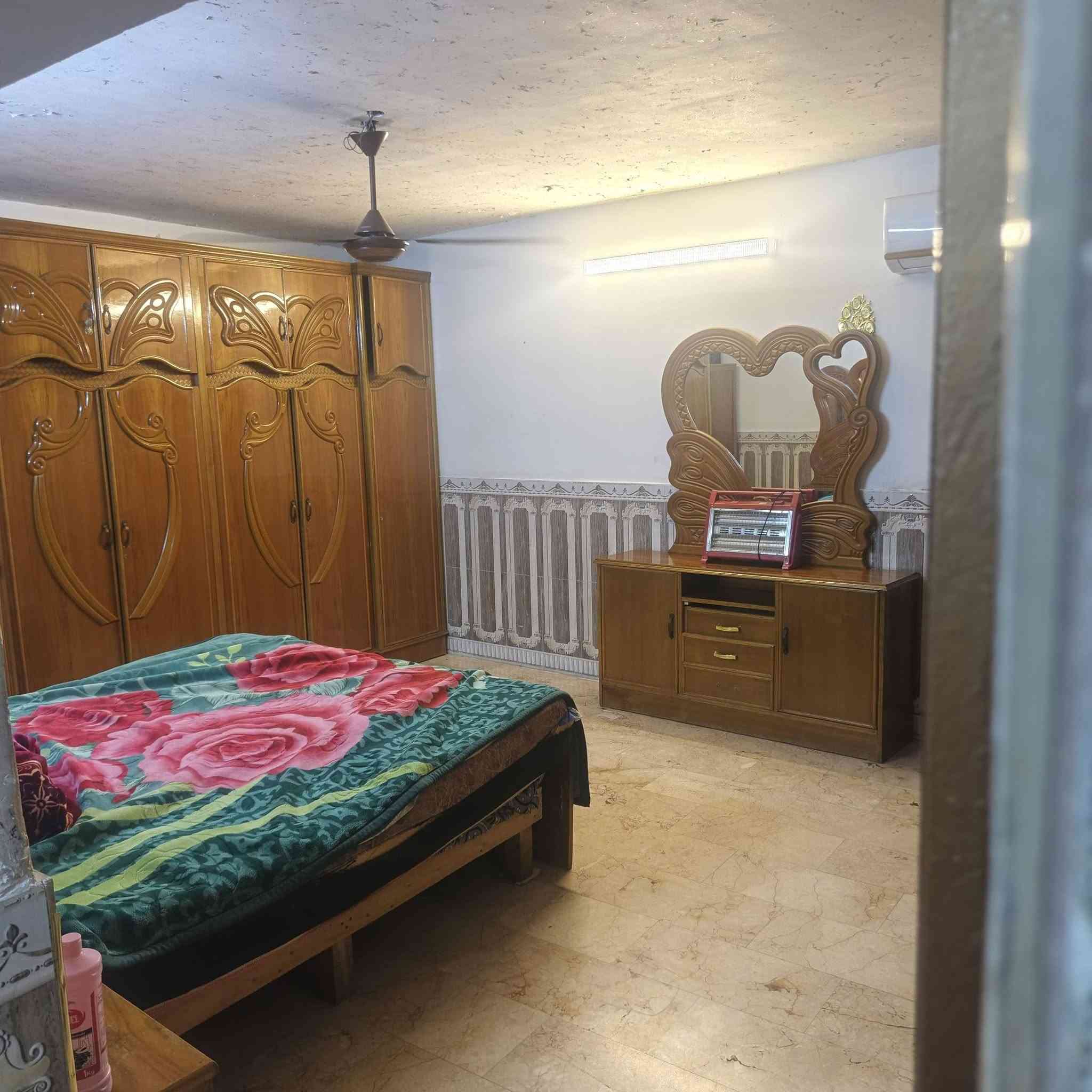 سلام عليكم بيت مو ئثث   غرفه و حمام ومطبخ وغرفت نوم  .+ البيت متوفر، بي، كيزر و خط مولد. وخط انترنيت   اجاره 600.   ***********. 📍
