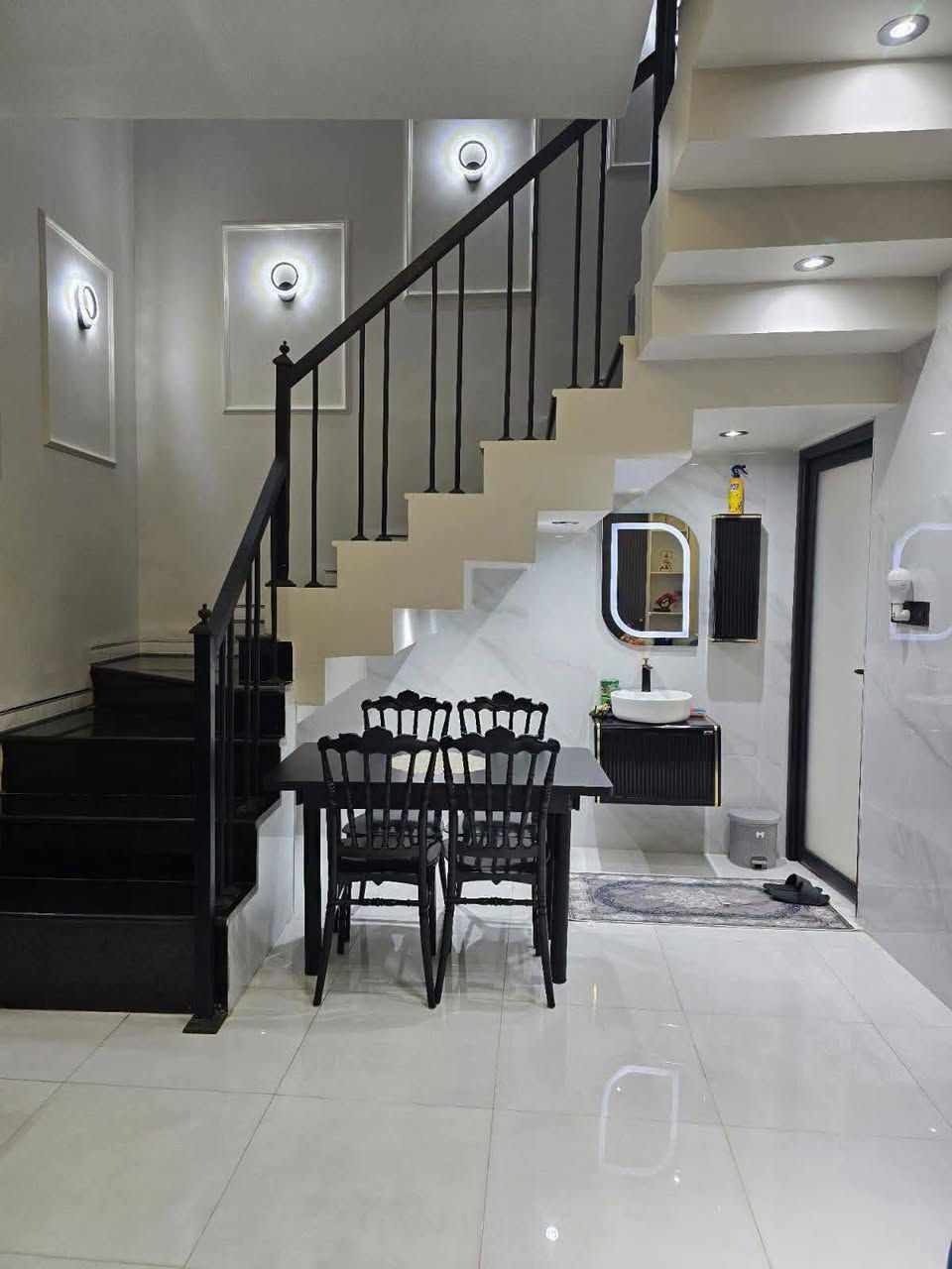 مؤثــــــث بالگامـــــــل
🏡بيت للبيـــــــــع موقع مميز #جداً #جداً محيزم ال7 
قــــرب شــــارع عنانــــــة سنـجـــــار شــــــارع 10م 
يبعــــد 50م عــــــن شــــــــارع كربــــــــــلاء
________________
المساحــــــة // 100م #طابـــو #زراعـــــي #سنـــــد25 
الواجهـــــــــة  // 7م
النــــــــــــــــزال // 15م
________________
🧱🏗️ #البنــــــــــــاء 
غرفـــــــــــة وصالـــــــــــة وهــــــــــول ومطبــــــــــخ ومجـمـــــــــــع صحيـــــــــات ومنــــــــــاور وطارمـــــــــة ...
________________

ملاحظة // البناء بأرقى المواد وشغل البناء درجة أولى

ارضية كلها 60×60 وتطبيك الارضية فرش حصو مع بسيس بالاضافة الى مادة

المطبخ والحمامات والمناور كلها تطبيك الواح وليس سيراميك

صبغ البيت داخل وخارج نوع جوتن ضمان 10 سنوات 

بورد نظام كامرات وانترنت مخفي

ابواب تركي اصلي ضمان مع ابواب حمامات المنيوم

مغاسل تعليك مع غربية تعليك نوع توته

حمامات الواح مع خلاطات تركي اصلي

البيت جبسن بورد مع انارات بروفايل وانارة مخفية

بوكسات خارجية للغاز والماطور وجزامة احذية مع تانكي 1000 لتر
للأستفســـــــار . *********** ملاحظه البيت يباع مع الاثاث او بدون
