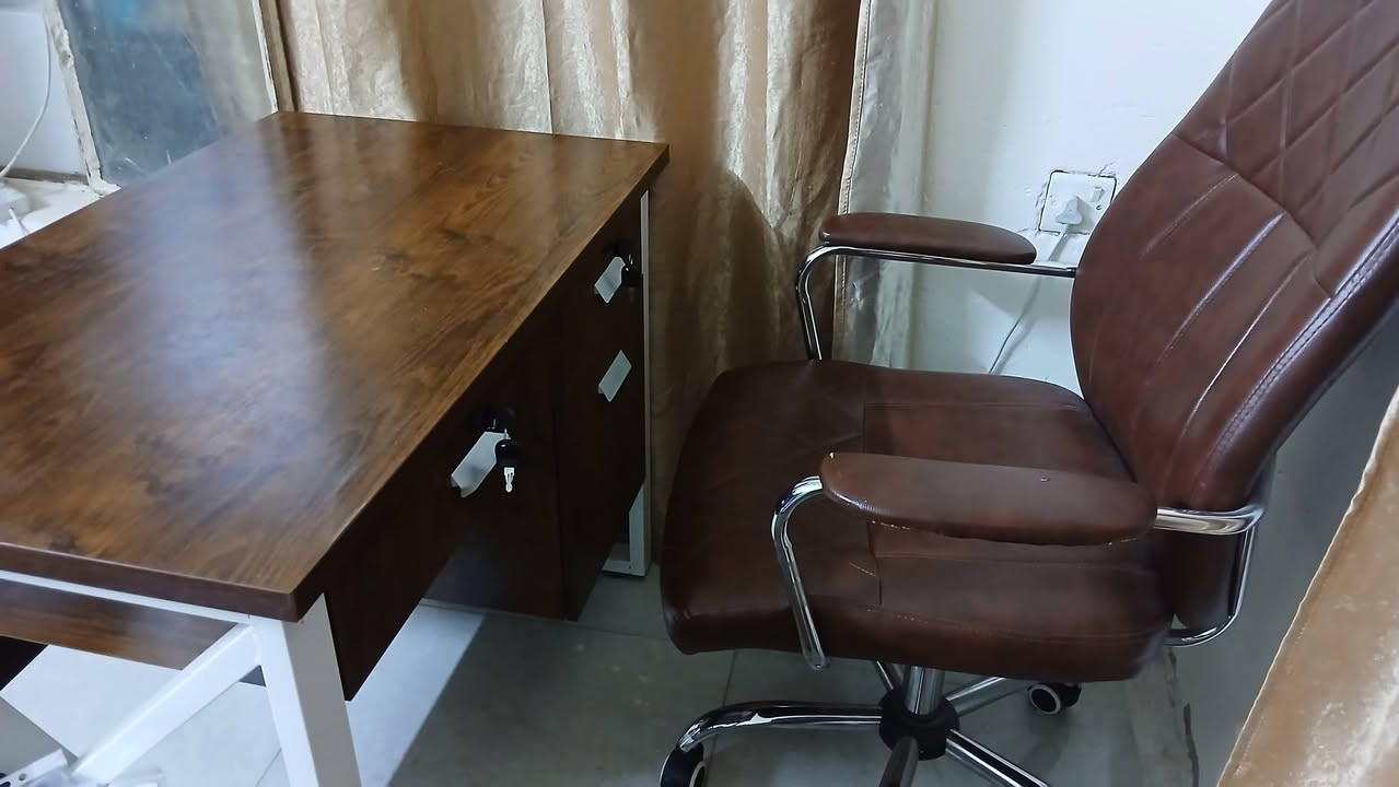 اغراض محل • ميز مكتب • عارضات إيگور