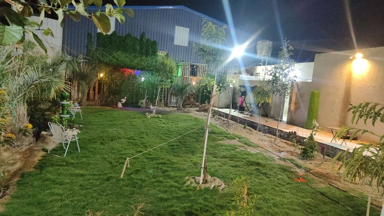 السلام عليكم بيت مؤثث ومزرعه مستقلات  للبيع مساحه 500  بالاضافة الى جملونات مساحه 600 متر تقريبا ومكتب المساحه الكلية للموقع 2300 متر يصلح مكان سكن واستثماري موقع المكان طريق الواحة خلف شركة اصباغ الماس سبب البيع ظروف مالية والله يكفيكم الشر ***********
