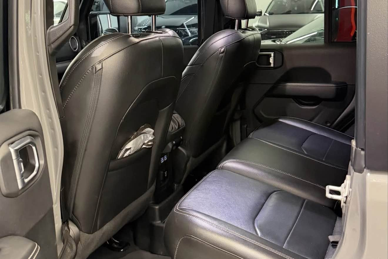 Jeep Wrangler Sahara  2023 hybrid  4XE سمنتی
mi : 58,000 mi
Engine : 2.0L Turbocharged - Hybird 
HorsePower: 375Hp
Sensors : No 
Wheel size: 20-inch wheels
Camera: 1 camera
Screen: 1 big screen
Seats Type: Heated
Sound system: Alpine
رقم شاصی : 
1C4JJXP68PW580576
فقط واحد قطع صبغ 
موبايل : *********** دهوك, العراق

نص مكتوب في الصور:
- 6/7
- 7/7