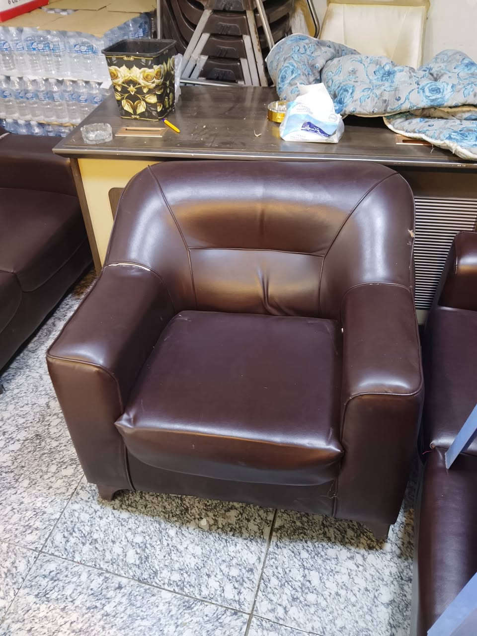 السلام عليكم
تخم للبيع  السعر 200 جلد مكتبي كلش حلو 
ميز نظيف جدا ٣ مجارير وخانه  جدا جداد ولا شخط بي
بوفيه مكتبيه + ملحق 
عارضات جام خانه عدد 2 مال مبايلات كل وحده بيها اربع رفوف رفوفها موجودات بس محاطهن  سعر الوحده 175
كرسي جلد سعر 60 
للستفسار ***********
