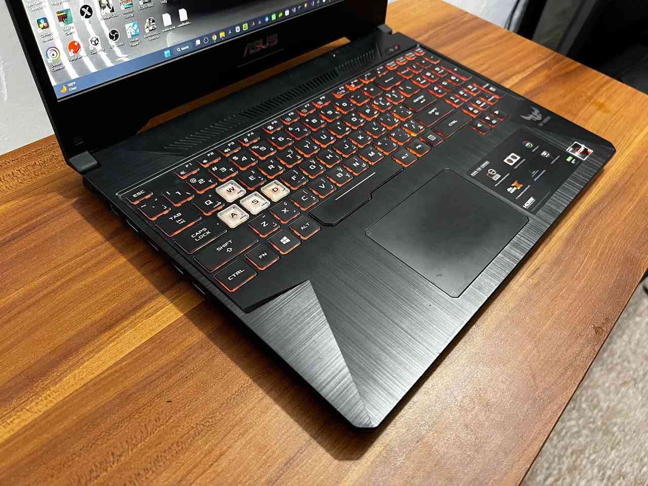 للبيع: لابتوب ASUS TUF FX505D بحالة ممتازة جداً ونظافة عالية 💻🔥

لابتوب ألعاب وتصميم مواصفاته ممتازة ومعدّل ليعطيك أعلى أداء مع  البرامج الثقيلة، خصوصاً مع طفرة أسعار الرامات الحالية، اللابتوب يجي بحجم ذاكرة ضخم!
المواصفات الفنية:
المعالج: AMD Ryzen 5 3550H (معالج قوي للألعاب والعمل)
الذاكرة العشوائية (RAM): 32GB Kingston DDR4 (سرعة عالية - ممتاز جداً لصناع المحتوى والبرمجة والـ 3D)
كرت الشاشة: NVIDIA GeForce GTX 1050 (3GB VRAM)
التخزين: 512GB SSD (سريع جداً للإقلاع والبرامج)
الشاشة: تردد عالي وإضاءة ممتازة
الحالة: نظيف جداً واستخدام حشيم، كيبورد وقطع كل شيء شغال 100% وبدون أي مشاكل أو عيوب.
📌 المرفقات: الشاحن الأصلي الكارتون والاوراق كاملة
📍 المكان: النجف / الكوفة 
💰 السعر: [600 الف دينار ] 📩 للتواصل والاستفسار يرجى المراسلة على الخاص أو الاتصال على الرقم: [***********].
