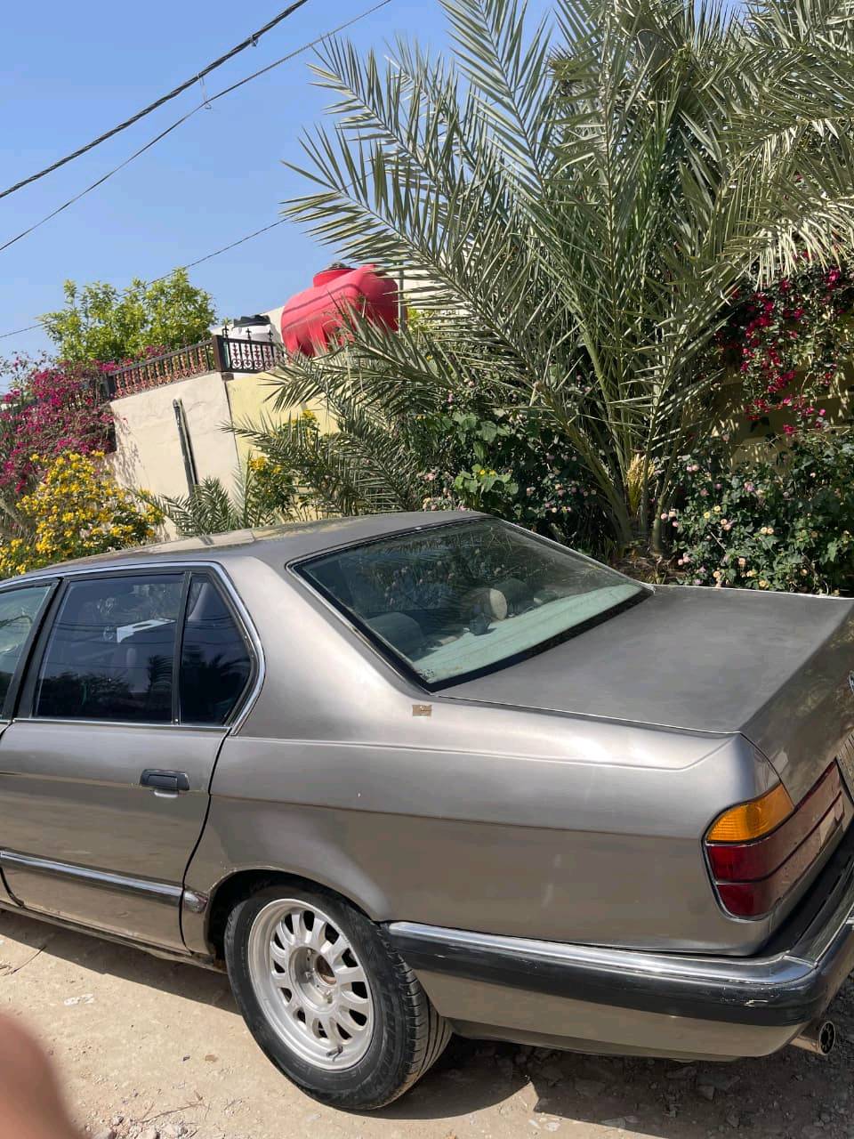 بي ام لبيع سياره جاهزه مصبوغه صبغ عام سبب  جراد  سياره جاهزه من كلشي  محورة محرك ملكه3000  رقم نجف  المكان نجف مناذرة  السعر60ورقه وبيه مجال حق الجيه