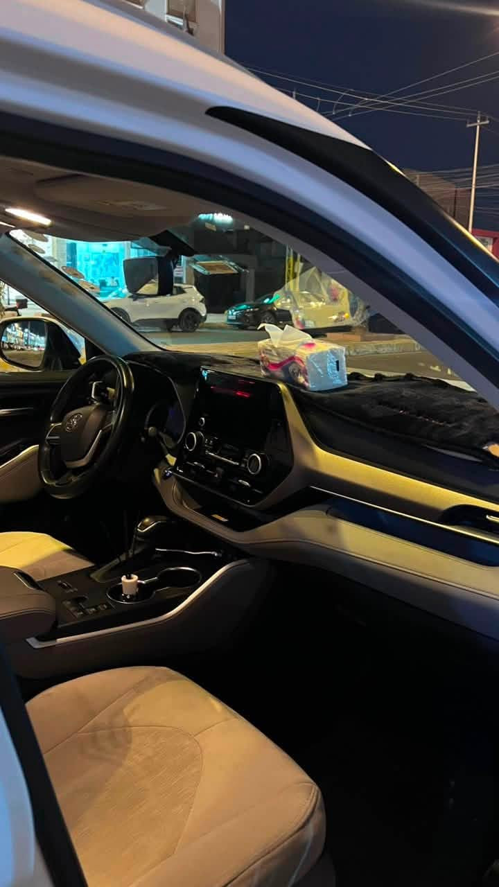 Toyota highlander2024
لون ابيض  ممشى 47الف

وارد خليج

LE HEV

المحرك: 2.5 لتر هايبرد، 4-اسطوانات

القوة القصوى: 240 حصان (مجمع)

كفاءة استهلاك الوقود: 20.1 كم/لتر

الأبعاد طول - عرض - ارتفاع (مم): 4950 - 1930 - 1730

7 ركاب (شاملة السائق)

جنوط ألمنيوم مقاس 18 بوصة

انوار أمامية (LED)

انوار خلفية (LED)

إضاءة نهارية (LED)

كشافات ضباب أمامية (LED)

نظام الدخول الذكي للسائق و الراكب الأمامي

مرايات جانبية كهربائية مع اشارات انعطاف

طي كهربائي اوتوماتيكي للمرايات الجانبية

زر تشغيل المحرك

مقاعد قماش

تحكم كهربائي لمقعد السائق

مكيف أمامي و خلفي بتحكم اوتوماتيكي

ازرار تحكم على المقود

شاشة معلومات متعددة 7 بوصة

تحكم أوتوماتيكي لجميع النوافذ

تحكم بالقفل المركزي من باب الراكب الأمامي

أربعة منافذ USB-C للشحن (2 أمامية و 2 خلفية)

نظام صوتي بشاشة لمس 8 بوصة

نظام أبل كار بلاي لا سلكي

منفذ USB-A

6 سماعات

مزايا الأمان و الراحة

نظام تويوتا للأمان (TSS Ver. 2.5)

نظام حماية ما قبل التصادم (PCS)

مثبت السرعة راداري (DRCC)

المساعدة في تتبع المسار (LTA)

تنبيه مغادرة المسار (LDA)

الضوء العالي التلقائي (AHB)

نظام التحكم في وضعيات القيادة (إقتصادي / عادي / رياضي)

كاميرا خلفية

حساسات خلفية للمساعدة على الوقوف

وسائد هوائية (للسائق والراكب الأمامي + للركبة + جانبية + ستائرية)

فرامل مانعه للإنغلاق (ABS)

نظام التحكم بالتوازن (VSC)

نظام مراقبة ضغط الاطارات (TPWS)

نظام منع تشغيل المحرك ضد السرقة

مكابح وقوف كهربائية (EPB)

نظام الوقوف المؤقت

مكان السياة الرمادي
***********
