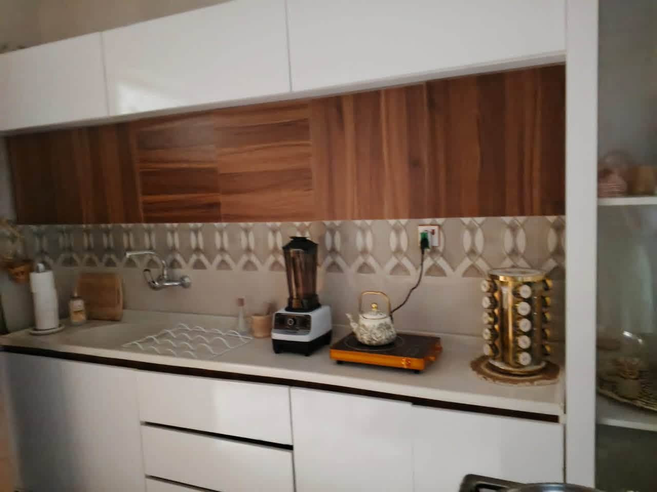 🏡 للبيع دار 100 م² مؤثثة بالكامل – جاهزة للسكن 🏡
📍 العنوان: الإسكان الصناعي / الحولي الجديد
📄 طابو صرف – رقم العقار: 3/3592

✨ موقع مميز جداً
✅ مقابل حديقة عامة
✅ واجهة على الشارع العام
✅ جميع الخدمات متوفرة (تبليط، أرصفة، كهرباء، إنترنت)

مواصفات الدار:

* ديوانية خارجية
* حمام خارجي
* طارمة
* هول
* غرفة نوم
* مطبخ
* حمام داخلي
* منور

🛋️ الدار تُباع مع الأثاث بالكامل، ومنها:
✔️ 3 سبالت أوكس (2 طن)
✔️ غرفة نوم تركية
✔️ تخم زان مصري
✔️ كورنر من الجشعمي (يتحول إلى سرير)
✔️ مطبخ مرمر وخشب
✔️ طباخ عشتار
✔️ ثلاجة وبراد ماء
✔️ 3 شاشات 4K
✔️ كاميرات مراقبة
✔️ زوالي وستائر
✔️ ميز طعام مرمر
✔️ أغراض المطبخ كاملة
✔️ حتى المولدة مشمولة بالبيع.

💯 البيت جاهز للسكن، ما يحتاج غير تجيب ملابسك وتسكن.

💰 السعر النهائي: 100 مليون دينار عراقي (شامل الأثاث).

📞 للاستفسار: ***********
