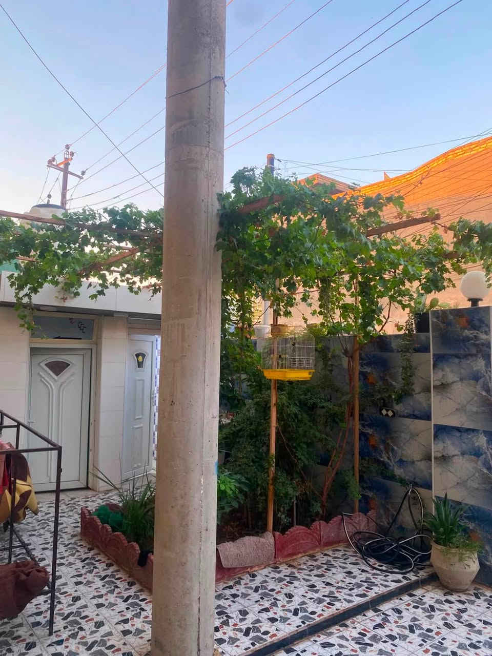 السلام عليكم بسبب الوعود الكاذبه
بيت مساحه 200متر. 
طابو صرف حر 
مؤقع زين القوس
 خلف شارع المدارس 
قريب عله ابو ليث المختار
 يتكون من ستقبال ومطبخ وهول وغرف عدد 2 
الستقبال عكاده وغرفه بس باقي البيت صب كله القاط الثاني كامل اربع غرف نوم ومجع صحيات بي 3حمامات 
وحديقه مترين ب مترين 
وكراج سياره 5  في 6
السعر 130 وبيه مجال قليل

‭***********‬
