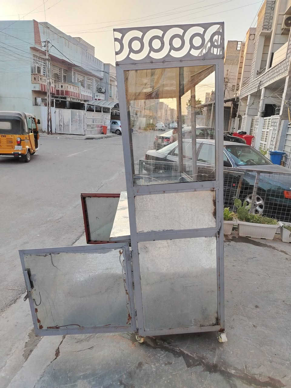 للبيع استخدام اسبوع
السعر ٣٠٠ الف المكان حي الجهاد
***********
