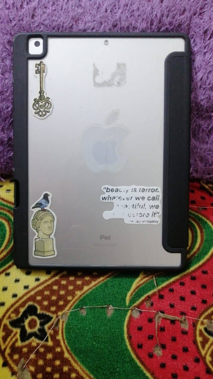 آيباد تسعه ذاكره 64 بطاريه 61 ملحقات كارتونه و شاحنه و هيتفون و سماعات محيطيه لونهن ماروني  +  حساب ببجي مستواه 78 
كلهن سعرهن 300 مكاني ديوانيه 
***********
