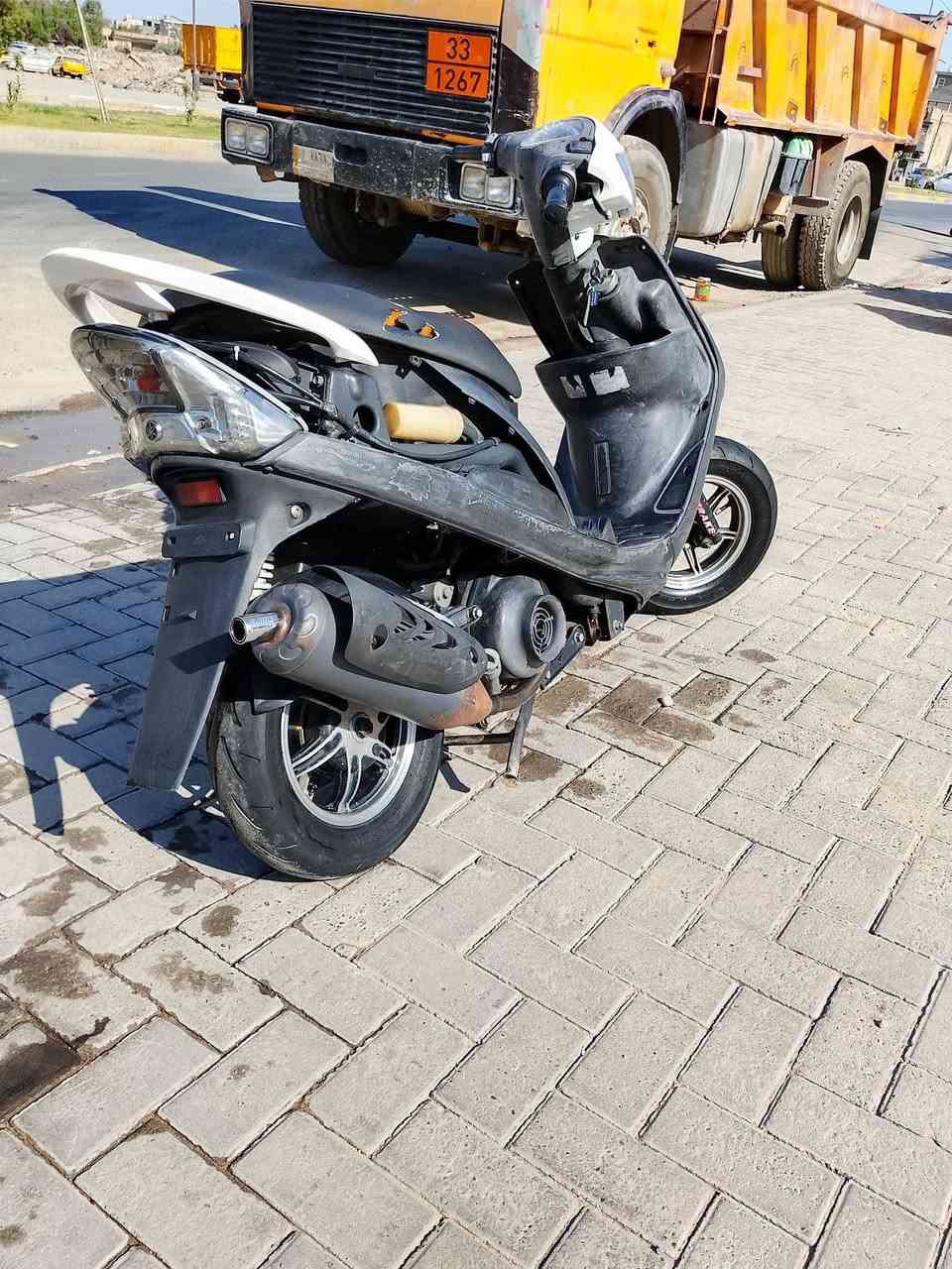 سلام عليكم 
ماكس عدله بلاديه دراجه ابيع على هاي الوضعيه
بيها ويلكب اصلي وتاير جلاتين 100/90/10
وصالنصه كاو اصليه وشوته اربعه اصليه
مكاني بغداد حي الجهاد
رقمي واتساب ***********
سعر 700 وبيها مجال قليل
