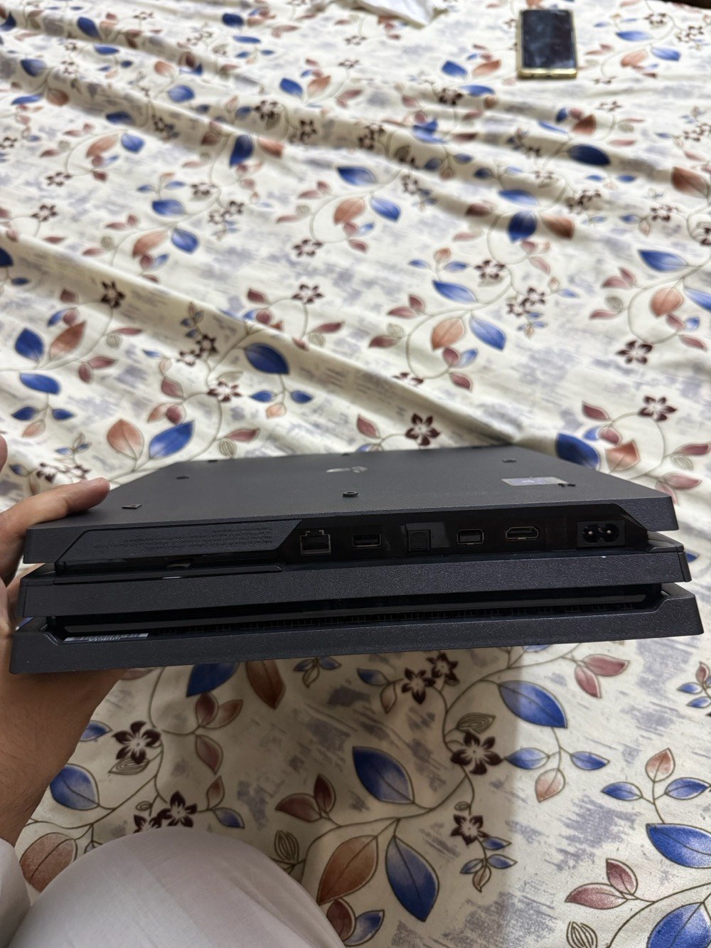بلي فور 1 تيرا للبيع، الجهاز مهكر وما بيه ألعاب حاليًا، وياه 3 جوستيكات، اثنين أصليات وواحد تجاري، ومعاه يو بي إس، والجهاز جدًا نظيف.
الجاد بالشراء يتواصل وياي واتساب أو اتصال حتى يعرف السعر.
📞 ***********
