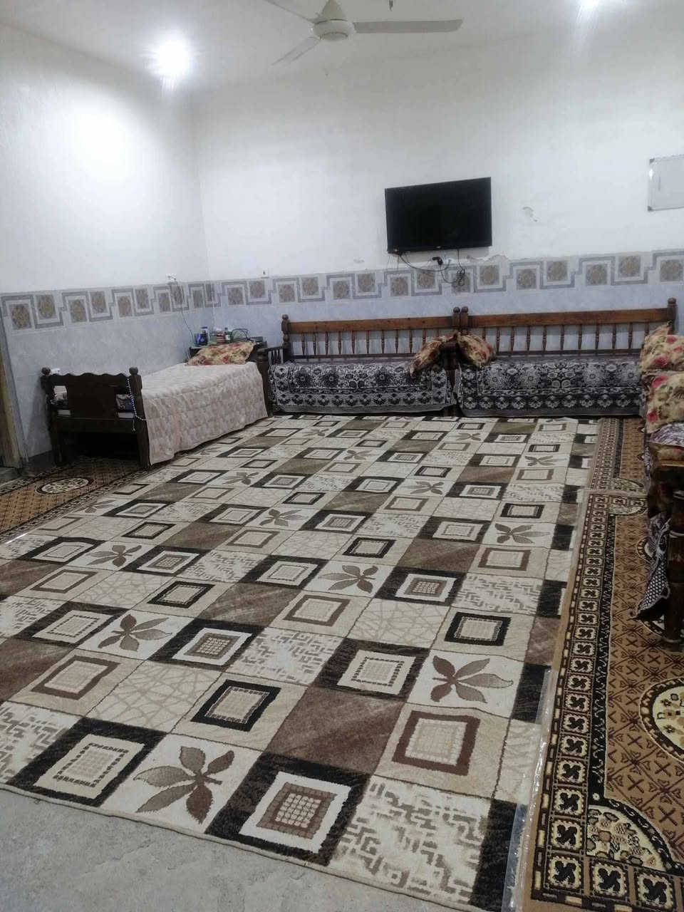 دار للبيع مساحه ٧٠٠ متر استقبال غرفتين نوم ومطبخ وصاله كبيره وصحيات بناء حديث رفت طابوك سيراميك نقص ارضيه وسياج خارجي السعر ١٦٠ وبي مجال بسيط المدائن مقابيل قاعة أوسكار شارع الغسل زراعي ١٧ الاستفسار ***********
