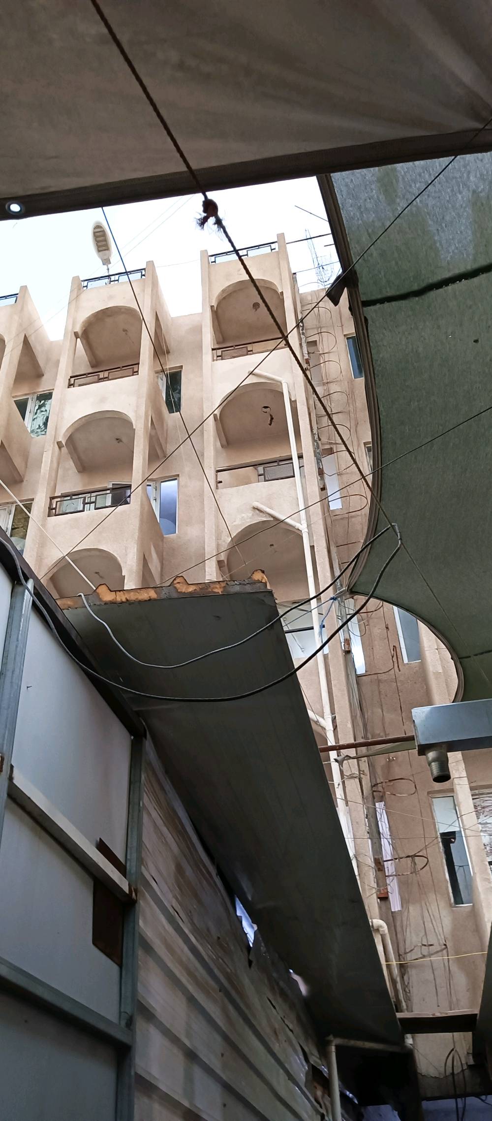 عمارة للبيع في سوق بغداد الجديدة خمس طوابق ونصف مساحتها 246م تحتوي على سبع محلات مؤجرة و19 شقة الشقق فارغة ومرممة ترميم كامل جديد سنه البناء 1985 
وارد المحلات فقط 3 ملايين شهريا قابلة للزيادةوفرصة استثمارية. سعر المتر ٥.٣٠٠ مليون للاتصال ***********