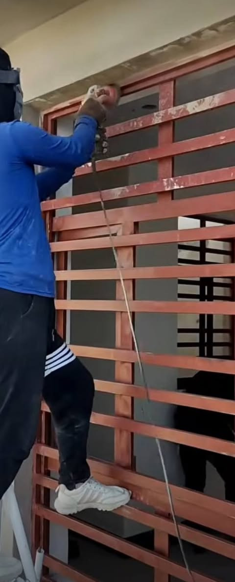 السلام عليكم اذا واحد محتاج صبه ارضيه او صبغ شبابيك واي شيء عمال يحتاج يتصل على هذا الرقم ***********
