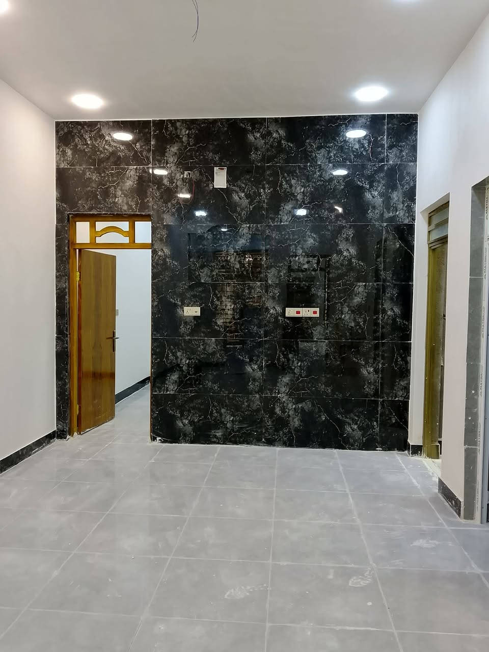 يوجد لدينا منزلين يبلغ كل واحد منهم مساحة مئة وعشرين متر بناء طابق ونص حديث تسليم مفتاح جاهزات لليشتري الموقع.. حي الأمير  قرب أسواق المصطفى
للاستفسار ع هذا رقم *********** وانا في خدمتكم
