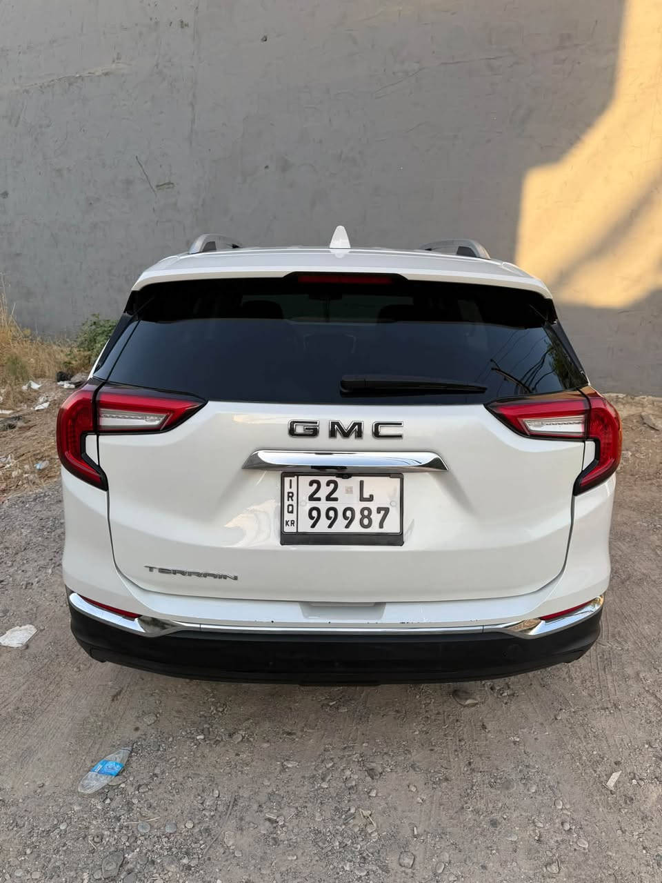 🚨 للبيع: جي إم سي تيرين (GMC Terrain) موديل 2022 - فئة SLT (فول مواصفات 1/1) 🚨
السيارة بحالة قمة بالنعومة والأناقة والهيبة، ومجهزة بأعلى حزمة مواصفات وراحة وأمان من GMC.
📌 التفاصيل والمواصفات:
• المحرك: 4 سلندر 1.5L Turbo (اقتصادي جداً ونشط).
• الجير: أوتوماتيك 9 نمر الحديث (نظام أزرار Precision Shift).
• نظام الدفع: فور ويل (AWD) مع فرار تحكم بأنماط القيادة (دفع ثنائي / فور ويل / طرق وعرة).
• السقف: فتحة سقف بانوراما كاملة (SkyScape).
• الإضاءة: فول LED أمامية وخلفية بتصميم C-Shape الشهير.
• الرنغات: ألمنيوم قياس 19 إنش بتصميم ممتاز وجذاب.
• الصندوق الخلفي (الجنطة): كهرباء ينفتح بالقدم (سنسر حساس) مع طباعة شعار GMC ضوئياً على القاع.
• المقاعد (الكشنات): جلد فاخر مع تحكم كهربائي كامل للجانبين + ذاكرة خزن لوضعيات كشن السائق (Memory Seats).
• التدفئة: تدفئة بالكشنات الأمامية + تدفئة بالستيرن.
• التكييف: دبل زون (تحكم منفصل) مع فتحات تكييف خلفية.
• الشاشة: لمس كبيرة 8 إنش تشغل Apple CarPlay و Android Auto لاسلكياً.
• النظام الصوتي: سماعات فاخرة جداً من شركة Bose.
• شاشة الزجاج (Head-Up Display): تعرض السرعة والتنبيهات على الجامة الأمامية.
• الشحن: شاحن وايرليس للموبايل + منافذ Type-C و USB أمامي وخلفي.
• الكاميرات: نظام كاميرات 360 درجة داير ما داير السيارة بصورة HD.
• الرادارات والأمان:
 رادار أمامي لتجنب التصادم + كبح تلقائي بالطوارئ ورصد المشاة.
 نظام تنبيه ومساعدة للمحافظة على المسار.
 حساسات فول أمامي وخلفي + كشف الزوايا الميتة بالمرايات.
 تنبيه حركة المرور الخلفية عند الرجوع بك.
سياره كلين بيها طخه صبغ صغيره بلصندوك رقم جديد ومميز هزه جديده 
📌 السعر والتواصل:
• المكان / المحافظة: [الموصل]
• الممشى (المسافة المقطوعة): [90الف كم]
• السعر المطلوب: 188
• رقم الهاتف والواتساب:  ***********
السيارة جاهزة الشاري الجاد يتفضل يتصل أو يراسلني واتساب.
