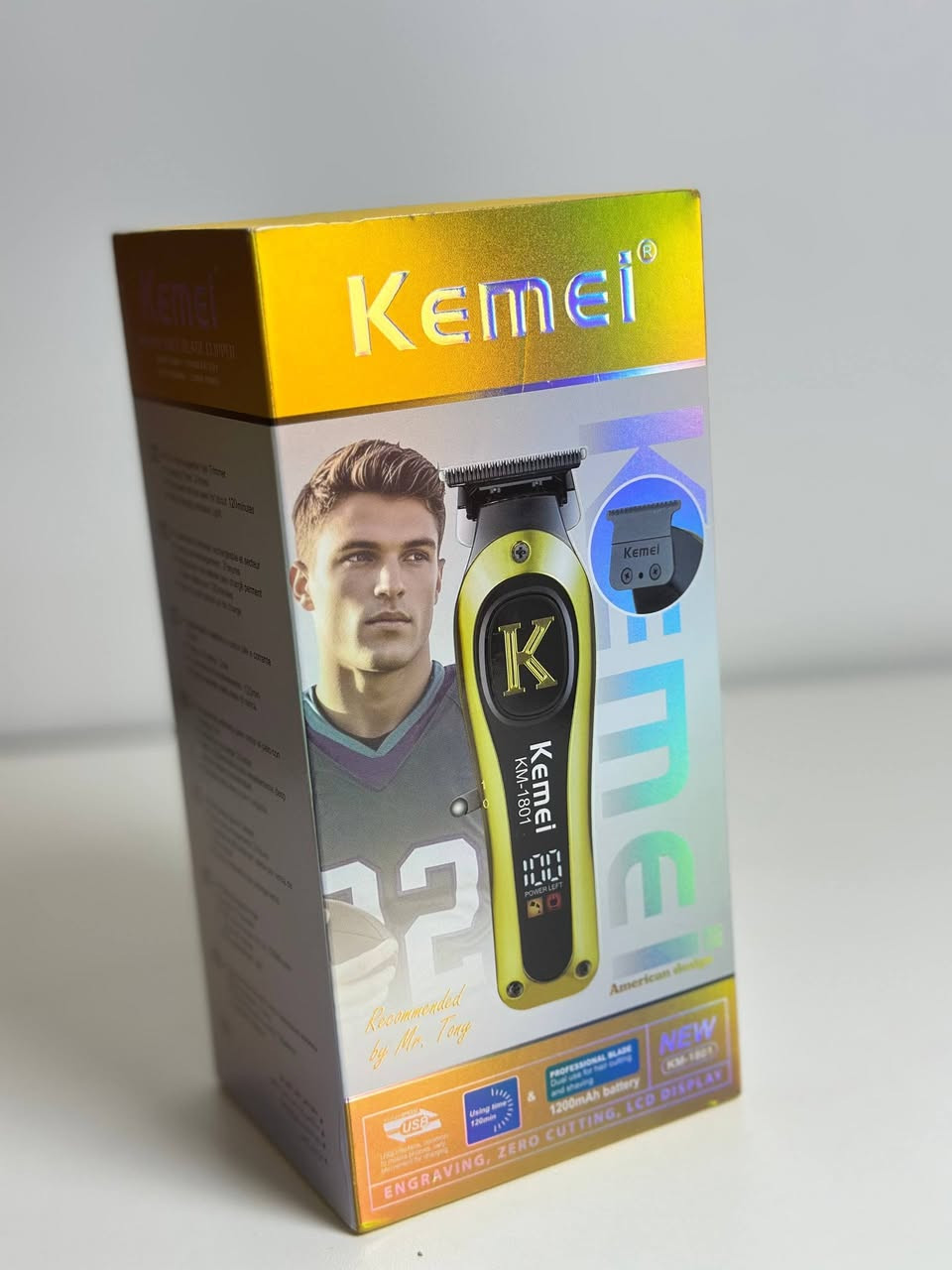 📦 ماكنة حلاقة Kemei  1801
هلا والله بالشباب المرتبين شوفولي هالتحفة جبتلكم اليوم 🔥💈

ماكينة حلاقة Kemei الأصلية - موديل KM-1801 الشكل الجديد الذهبي

هاي مو مثل مكاين السوق ام الـ10 الاف الي تخرب بيومين، هاي مال حلاقين محترفين!

شنو مواصفات هذا الوحش؟
• شفرة حادة صفر كاتنك Zero Cutting: تحلق على الصفر موس، تحدد لحية وخطوط وتسوي نقشات وتاتو كلش دقيقة، مال واحد نازك. • شاشة LCD ذكية: تبينلك نسبة الشحن 100% شكد باقي بيها شحن حتى ما تنقطع بيك بنص الحلاقة. • بطارية جبارة 1200mAh: تشحنها مرة وحدة وتشتغل بيها اسبوع كامل، وتكدر تشحنها بوصلة USB وين ما تروح. • محرك قوي وصوته ناعم: ما تحمى ولا تزنجر، تحلق شعر ثخين وخفيف بسهولة وما تعض الجلد. • شكل فخم K الذهبي: تصميمه يخبل ويلمع، من تخليه يم المراية يبين انت واحد مرتب ومعتني بنفسك. 
يعني من الاخير تريد تستغني عن الحلاق وتوفر فلوسك كل شهر؟ تريد لحيتك مسطرة وشعرك دوم مرتب؟ تريد ماكينة تعيش وياك سنين؟ هاي هي.

ماركة Kemei KM-1801 American design الأصلية - NEW الموديل الجديد

💰 سعر البيع: 16,000 د.ع
الرقم للتواصل ***********
