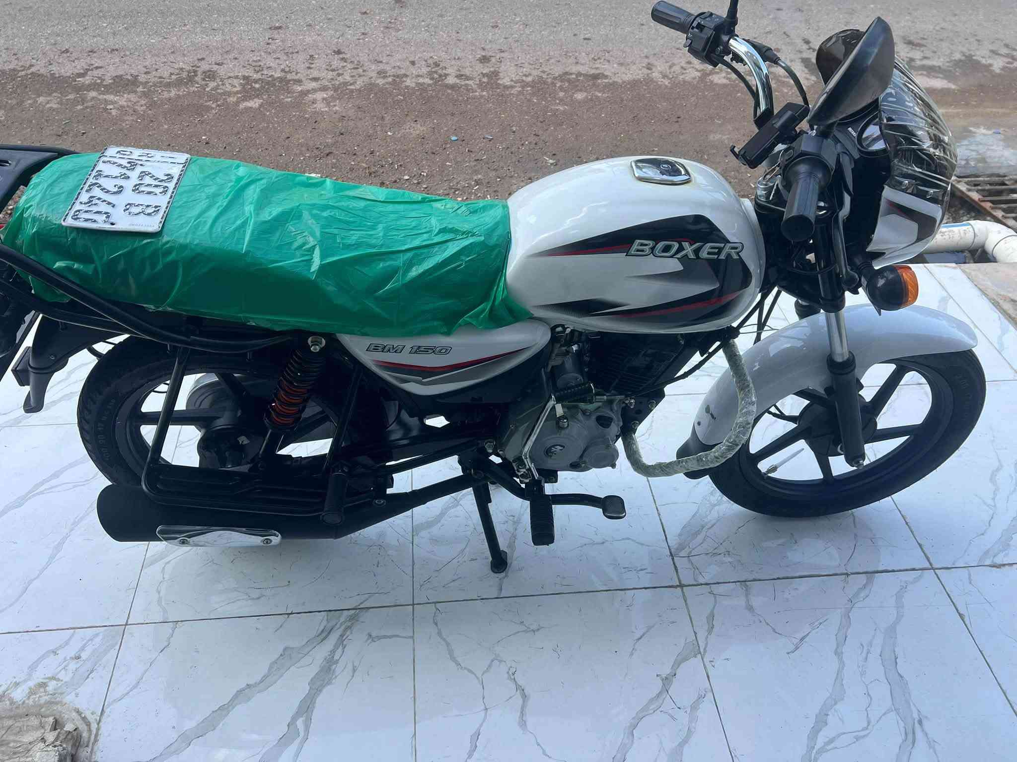 سلام عليكم دراجه بوكسر موديل 23 نازله بل 26 مرقم لوحه سنويه انكليزي بسمي هزه جديده دراجه اخت زيرو كفاله من شخط سويجات ثنين ماشيه 4000 حقيقي جيب فيتر وتعال افحص مكاني ديالى بعقوبه خرنابات شراي يتصل ويدلل *********** 
يتوفر نضام الاقساط على ماستر الرفدين
