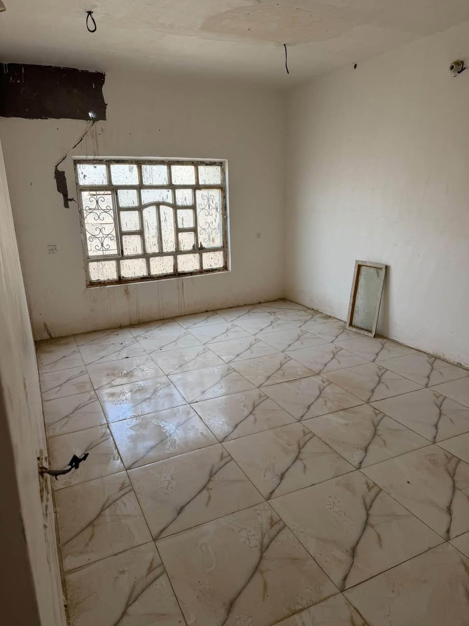 السلام عليكم بيت للبيع مساحه 130متر بي غرفه وصاله ومطبخ وصحيات يبعد عن شارع 150متر  تحويل مباشر عنوان طريق السنيه الرئيسي جهت الزوار السعر 21مليون استفسار تصال ع رقم ***********
