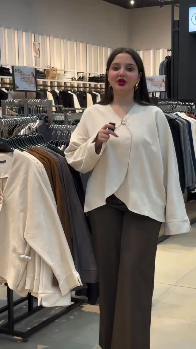 NEW COLLECTION 🍂
الموسم الجديد يبدأ من هنا 🤎
اكتشفوا مجموعة خريف وشتاء 2026/27 الآن في الكوخ للأزياء.
