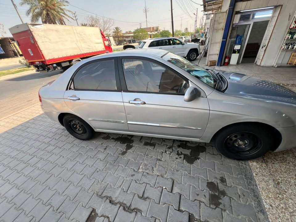 السلام عليكم
سيراتو 2009 خليجي 1600 
رقم كربلاء تحويل ثاني يوم 
السيارة مبدل بيها باب السايق نفس اللون يعني مامصبوغ 
عبوة فيتبم جديده اليوم شادها 
مجاول جدد 
بلكات جدد اليوم شادهن 
صبغ جاملغ امامي 
السعر 81 وبيها مجال مكاني كربلاء المقدسة 
***********
