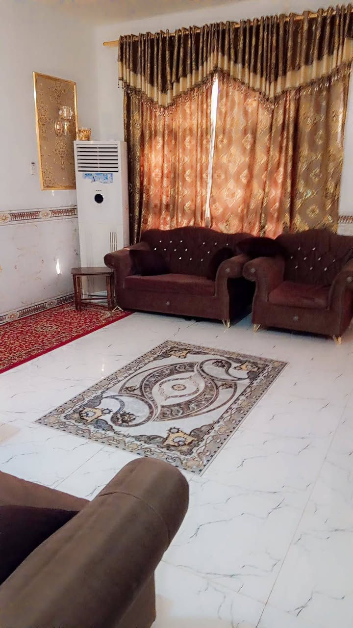 سلام عليكم بيت للبيع مساحه للبيت 200 م بيت قاطين يحتوي على 4غرف نوم مطبخ استقبال وصاله وصحيات عدد3 يبعد عن الشارع 10 متر بيت فرعي يوجد ماء و كهرباء خير من الله مدارس قريبه طابو زراعي سند 25 سعر خاص للعنوان ديالئ بعقوبة الصناعه الثالثه الاستفسار ***********/***********
