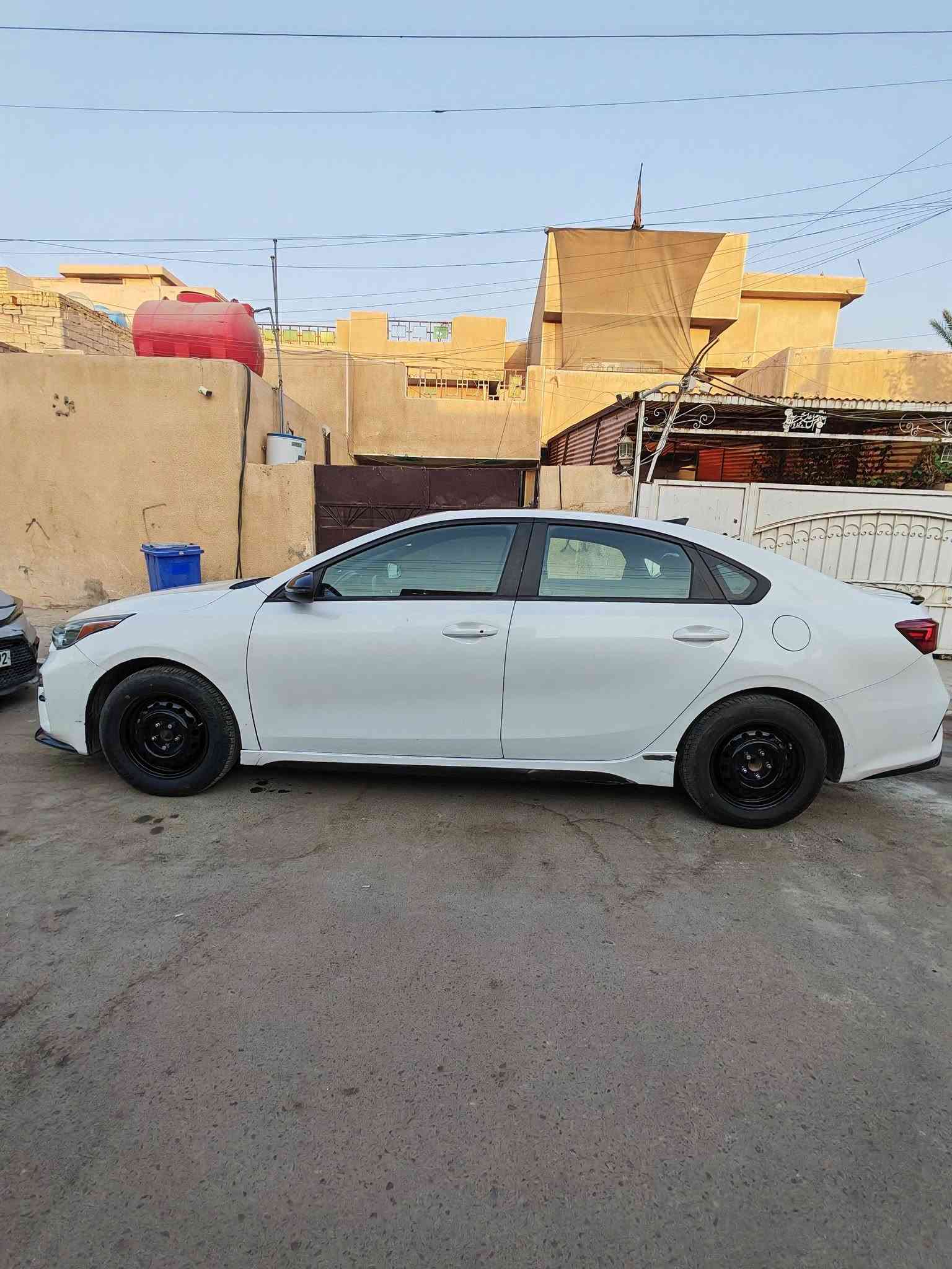 السلام عليكم
سياره فورتي امريكي  موديل 2021حادثها بنيد مبدل نفس الون سياره فول مواصفات 
اي نقص ما بيها سياره مال بيت سعرها 127$ 
للاستفار الاتصال برقم 
***********
