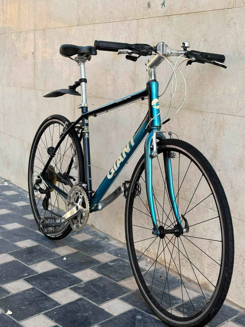 سلام عليكم 
بايك من ماركة GIANT سكيب المعروفه
بايك كسر حاوية
حجم 28 M 
مكينة ALTUS 
سستم كير 8/3 SHIMANO 
بايك المنيوم وزين ريشة
ويل طبقيتن المنيوم 
بطيخات نحاس
بايك كامل من كلشي
بايك لون مميز
تايرات جديدة 
سعر 235 وبي مجال
مكاني بغداد الاعظمية 
للستفسار خاص او ***********
