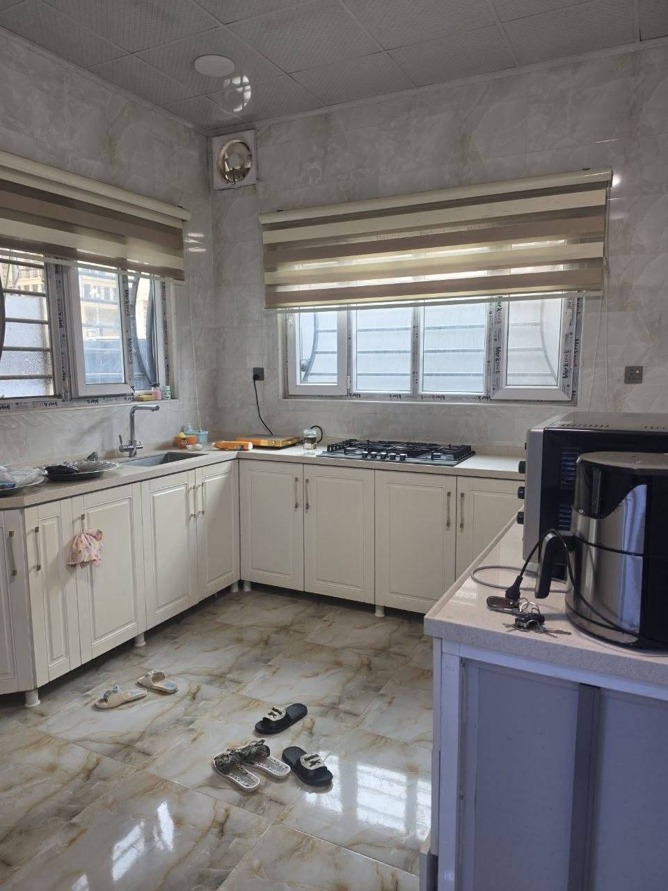 🏠✨ دار للبيع – موقع مميز قرب شقق الحدباء ✨🏠

📍 الموقع: قريب من سائدين شقق الحدباء 🏢

📌 توزيع الأراضي البلدية – فئة (أ)

🏗️ بناء حديث 2024

🔑 فارغ – استلام فوري

📜 سند طابو الزهور ملك صرف ✔️

📐 المساحة: 100 م²
↔️ الواجهة: 10 م
↕️ العمق: 10 م
🏘️ ركن على شارعين
🛣️ شارع تبليط بعرض 12 م

🏡 تفاصيل الدار:

طابقين + بيتونة

🔹 الطابق الأرضي:
• غرفة نوم

• هول

• مطبخ

• صحيات

• درج دوار

🔹 الطابق الثاني:
• غرفتين نوم 

• هول

• صحيات

• بيتونة

📞 للاستفسار والتفاصيل:
***********📱

***********📱

***********📱

🏢 مكتب السماك لتجارة العقارات

📍 الموصل – حي الصديق، بعد مرطبات البحرين، سائدين الصديق الرئيسية، مقابل مدرسة العقول المبدعة الأهلية.

بيع • شراء • تأجير • إدارة أملاك
