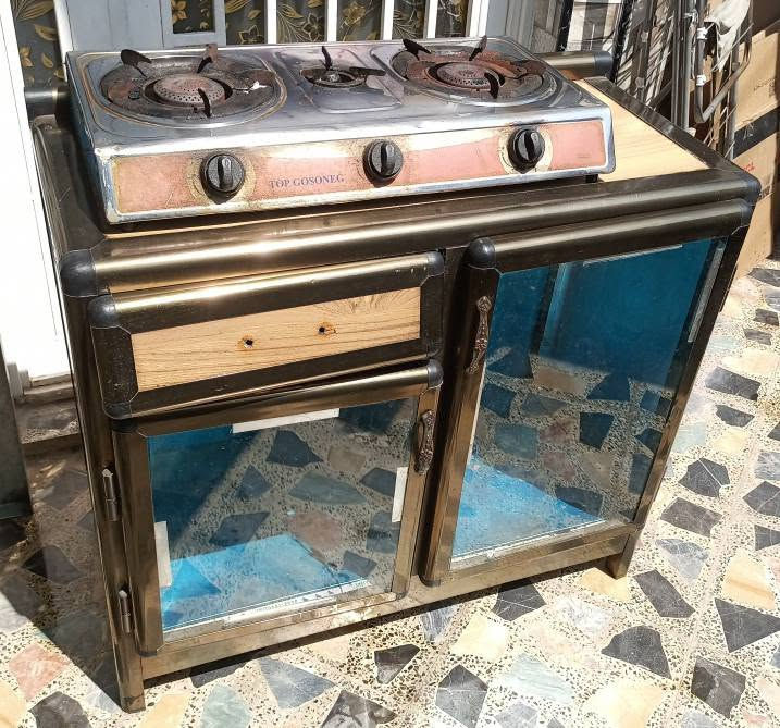 كاونتر صغير مستعمل بحالة جيدة ... السعر مع الطباخ الصغير المستعمل 25 الف ... مستعجل على البيع ... المكان سبع قصور الشارع الرئيسي ... الرقم : ***********

