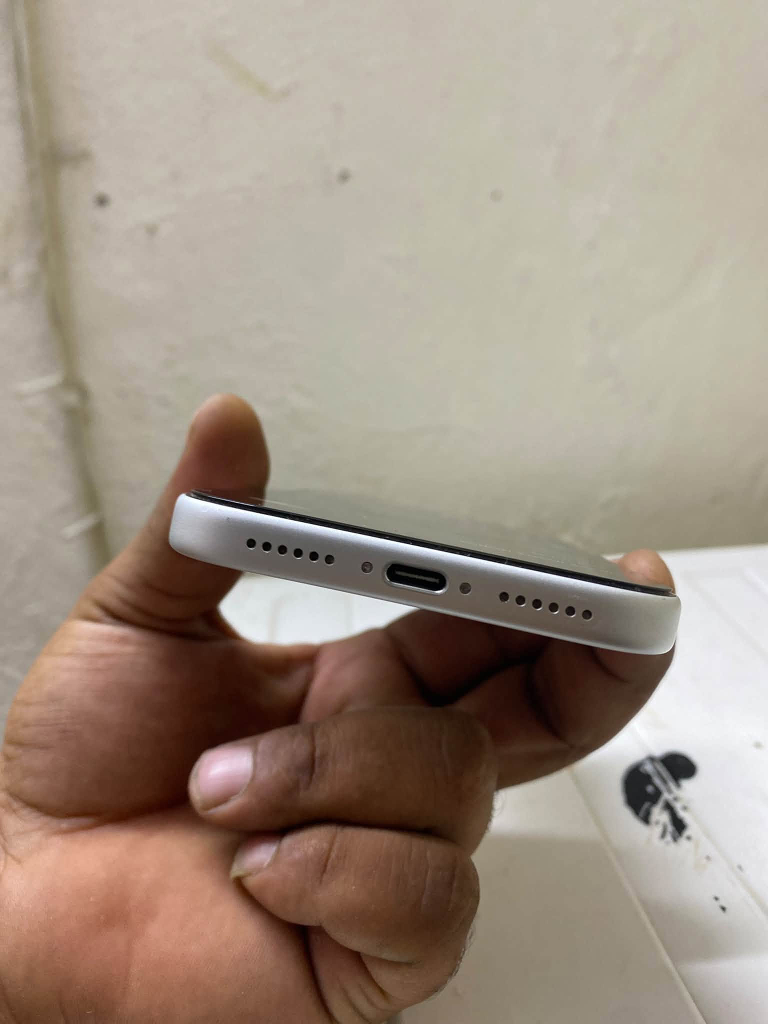 📱 **للبيع iPhone 17**
الجهاز بحالة ممتازة ونظيف جداً ✨  
✅ أصلي  
✅ استخدام خفيف  
✅ بدون أي عطل  
✅ جميع الملحقات متوفرة  
✅ الفاتورة والكفالة متوفرة إن وجدت  
✅ قابل للفحص قبل الشراء  

📍 الموقع:بغداد [ المنطقة] المشتل 
💰 السعر: 1800 وبي مجال /ملاحضه شريكه الكترونيه 
📞 للتواصل: *********** الهاتف]

**الجادون فقط، والتواصل خاص.**

نص مكتوب في الصور:
- حول
- iPhone على <
- 26.6.1 <
- اسم الطراز iPhone 17 Pro Max
- رقم الطراز
- الرقم التسلسلي
- تاريخ انتهاء الصلاحية ٢٠٢٧/٦/٢٣ الضمان المحدود <
- الأغاني
- الفيديوهات ۳۷۸
- الصور ٥٧٢
- التطبيقات ۳۳
- السعة ٢٥٦ غ.ب.
- متوفرة ١٥٠,١ غ.ب.
- عنوان Wi-Fi 0C:6F:8B:BF:C7:A0
