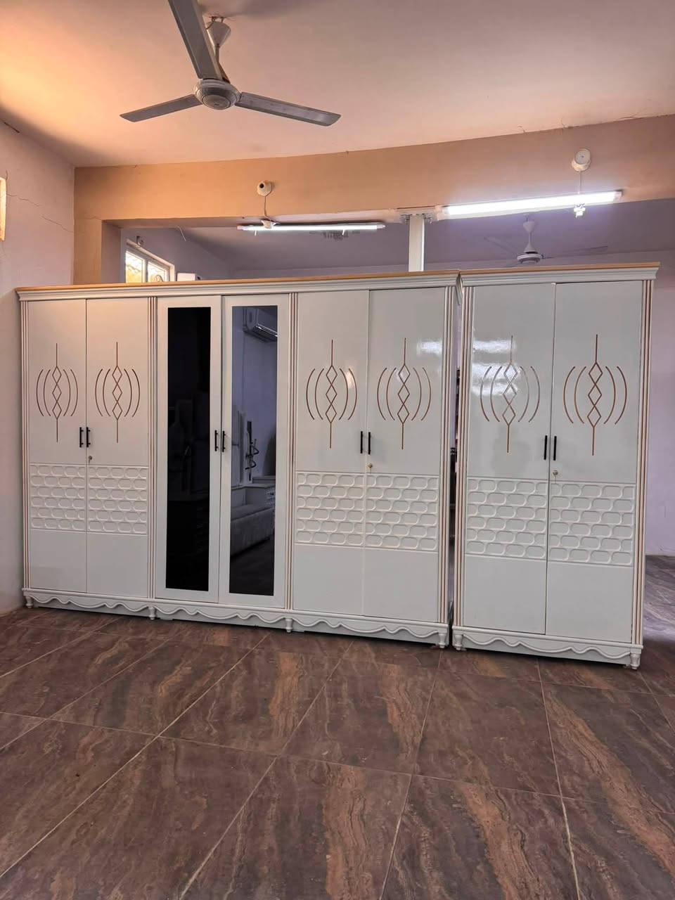غرفه عراقيه اقتصاديه  الغرفه نضيفه وجديده كلش لون ابيض الغرفه تحتوي عله اناره داخليه السعر اتصل عله هذه رقم *********** 
توجد خدمه توصيل مجاني لكافه محافضات العراق
