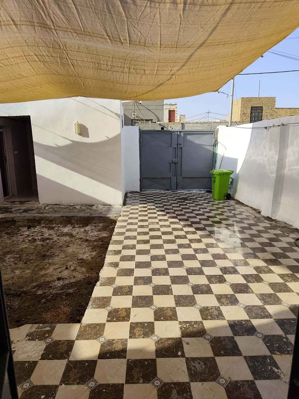 سلام عليكم بيت مساحة 200 متر 10*20 حي الامين بشارع السادة الفؤاديين كافة الخدمات ماء ومجاري وكهرباء وتبليط سعره 40 وبيه مجال 
علما تأسيس ماء ومجاري وكهرباء كله جديد وبناء مجمع صحيات جديد 

لاستفسار اتصال عل رقم   ***********                  وتساب***********
