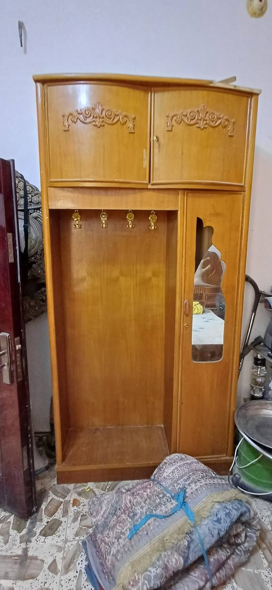 غرفة اخشاب صاج عراقي مثل ما موضح بالصور يرادلها بعض الترتيبات السعر800 مكانها ديوانية الحي العسكري الثاني اتصل على الرقم ***********
