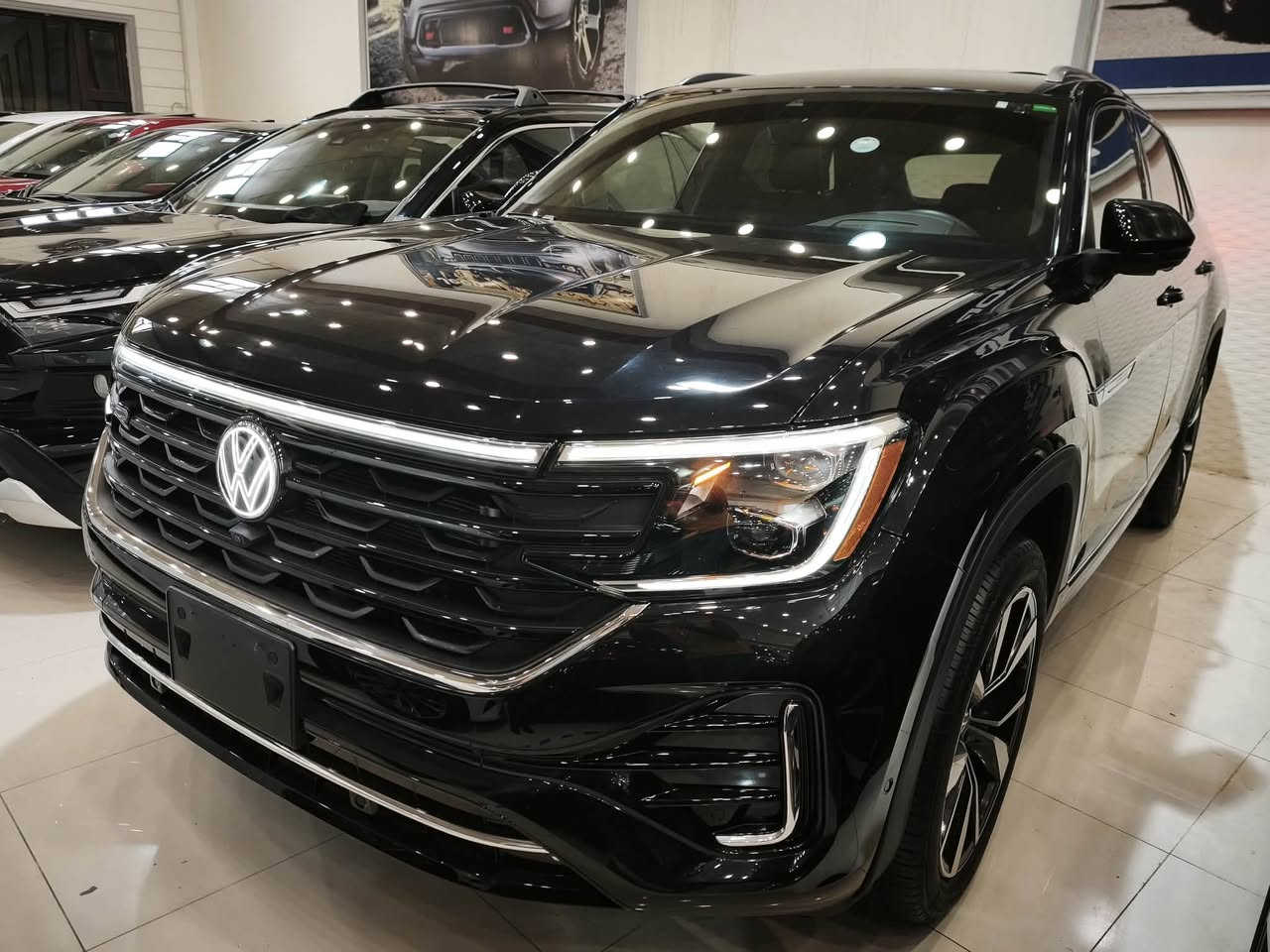 Volkswagen Atlas cross sport SEL Premium R-Line 2025مودیل
عداد المسافة : 13 الف مایل 
السیارة بدون صبغ و تبدیل 

اعلی المواصفات  SEL premium Rline 1/1 :
سقف بانوراما
داتاشو 
بصمة تشغيل
بصمة أبواب
تشغيل عن بعد (Remote Start)
صندوق شفط كهربائي
رادار أمامي (تحديد مسار)
رادار جانبي (نقاط عمياء)
رادار خلفي (تحذير من الاصطدام)
كاميرات محيطية 360°
سستم سماعات FENDER
تحكم وضعيات القيادة Drive Modes 
اوتو بارك Auto Park
تبريد مركزي لمس
كشنات ميموري
كشنات جلد
کشن تدفئة و تبرید
هاند بريك بصمة
Android Auto 
Apple Car Play 
مانع انزلاق+ABS
شاشة كبيرة لمس
حساسات خلفية+ كاميرا 
تحكمات استيرن
اوتو ستارت Auto start 
اوتو ستوب Auto Stop 
وبقية المواصفات المعروفة
‎‏‎ 
مکان سیارة اربیل
‎‏‎سیارة بدون رقم تترقم شمالي 
‎‏‎‏‎للاتصال والاستفسار
‎☎️کورك ***********
