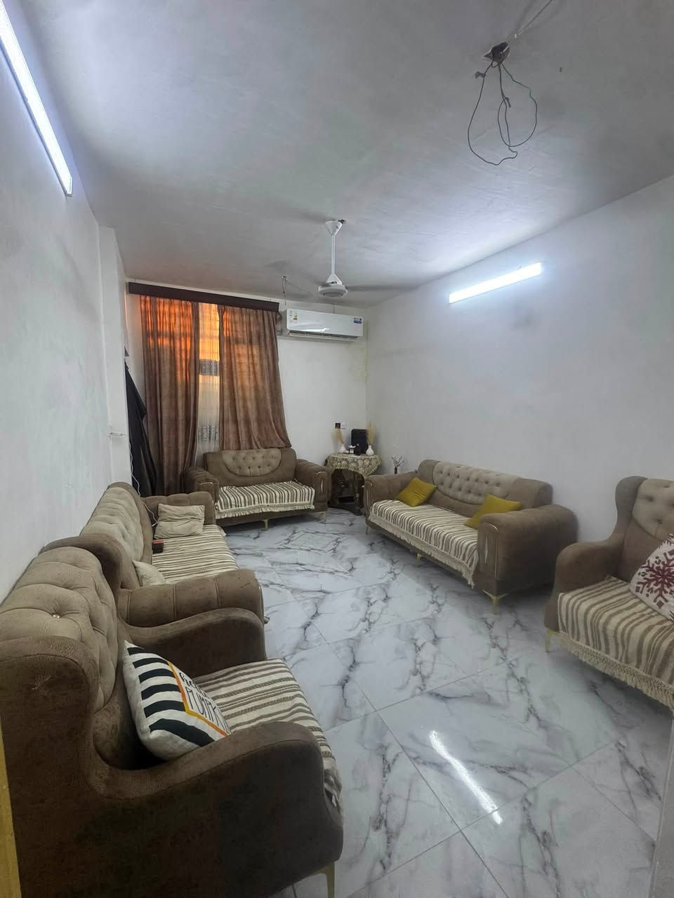 سلام عليكم بيت بوب شام شارع الهزه مال مرور مقابل مجمع العرين ١٠٠ متره بناء جديد نقص بيبان خشب قاط ونص سعره ٦٠ وبي مجال ***********
