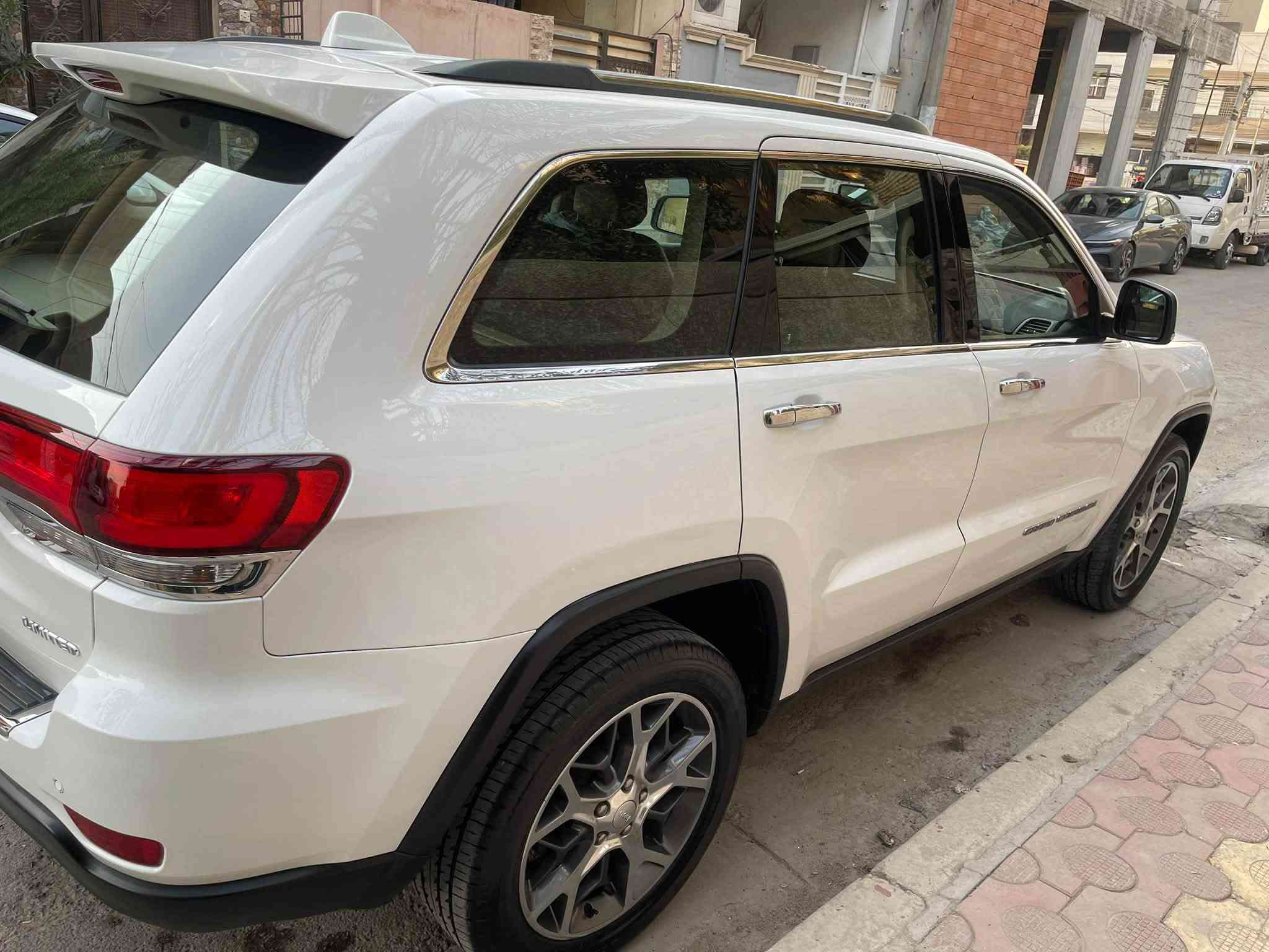 سلام عليكم 
للبيع جيب لمتدد خليجي موديل ٢٠ بغداد بسمي فول مواصفات معروفه مواصفاته الفول ماشيه ٨٩ الف كيلو مكفوله من الصبغ والتبديل والرصعه والمحرك والكير ايضا مكفول سياره جديده عله وضع الشركه مكاني بغداد الكرخ استفسار *********** 
الفديو كلشي واضح بي كلش جديده 🌹
