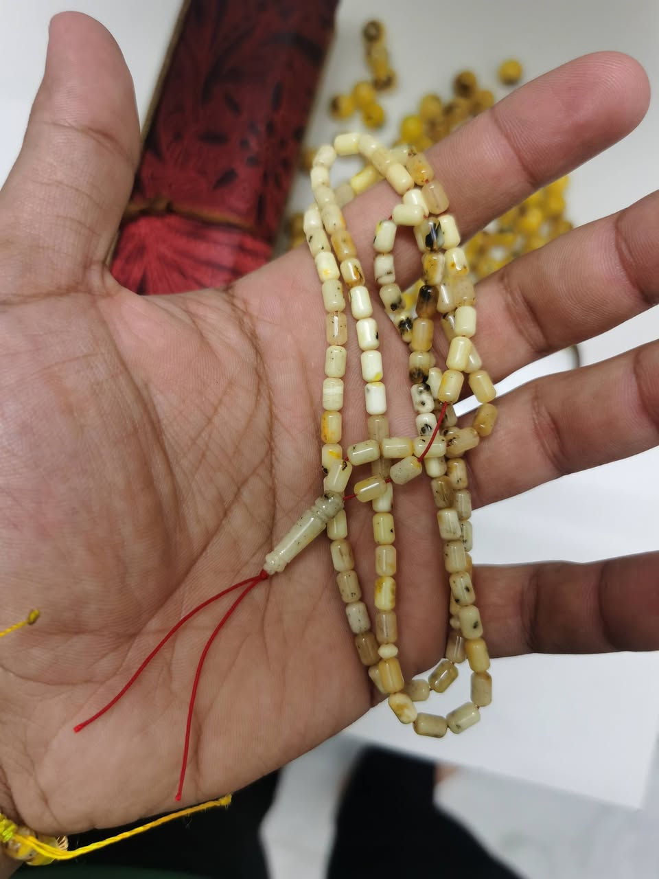 سلام عليكم انتبه كل الي بلصوره كهرب حر طبيعي 5 سبح كهرب بيهم ثنين مكطوع الخيط يعني سبح كاملات ومحبس فضه وسوار كهرب حر طبيعي وزن السبح 139 غرام عده المحبس ولسوار للبيع شلعه وحده وسعر بلاش والله ٣٠٠ الف مستعجل علئ البيعه ولسعر نهايته لتدخل تعامل مكاني بغداد مدينه الصدر توصيل ماعندي ***********
