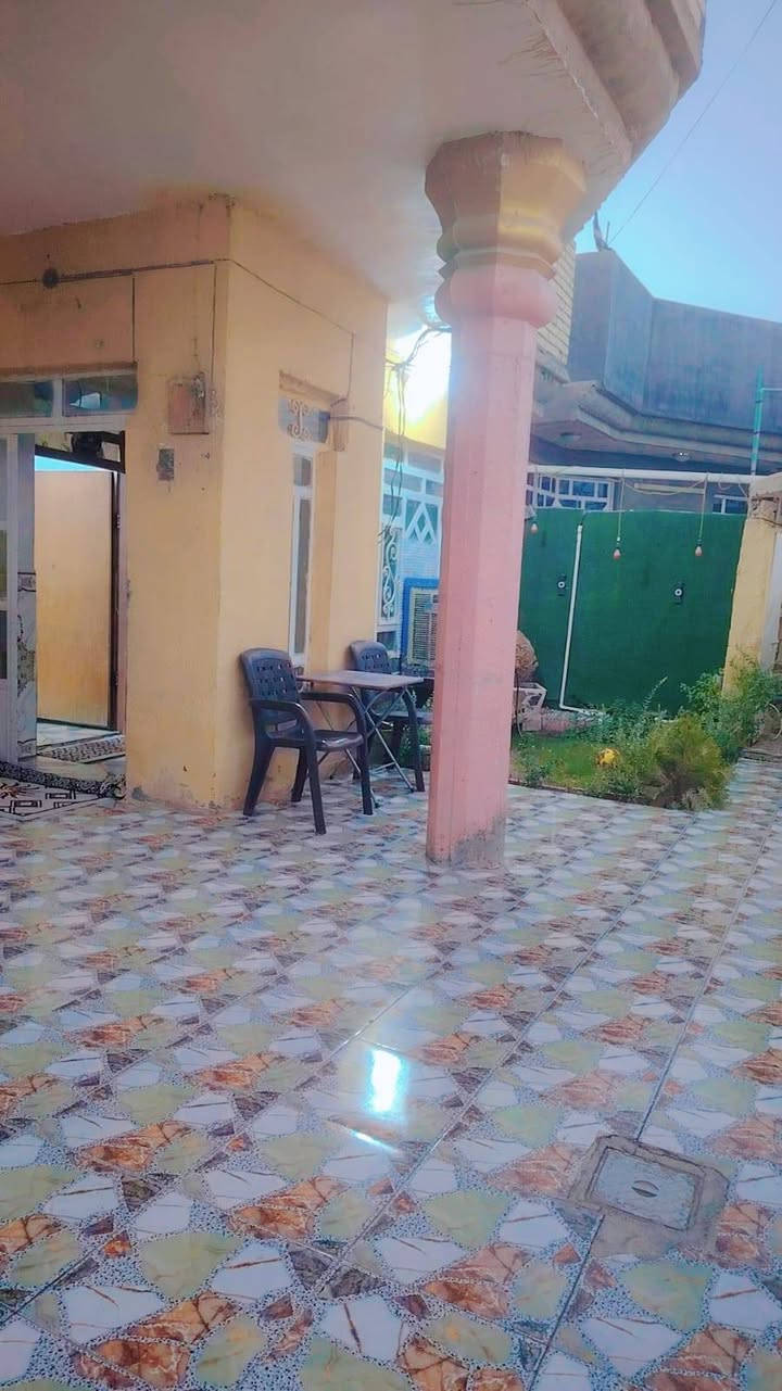 السلام عليكم بيت للبيع طابو صرف مساحة 160 متر
السقف صب تسليح  حي الرساله قرب ثائر رنو خلف مدرسة بغداد
استقبال 6/4
هول 4/4
مطبغ 3/3
غرفة نوم 5/4
وبي غرفة مع بيتونه  طابق ثاني سندويج 
كراج سيارة وحديقة
الاستفسار ***********
