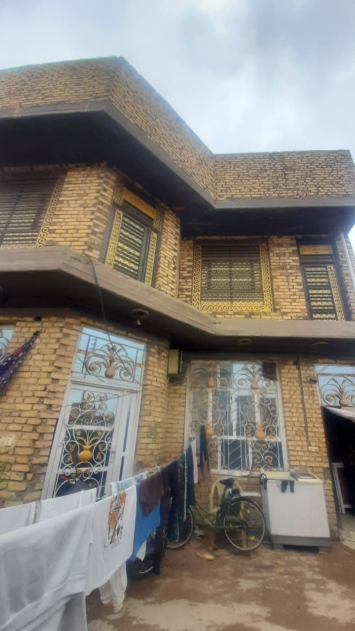 بيت للبيع 200متر طابقين الاول كامل وثاني هيكل يتكون من ست 6غرف نوم واستقبال وهول ومطبخ وصحيات داخل وخارج كراج حديقه عنوان ابو خستاوي شارع سيد علي ليربط بزوير يبعد عن تبليط 300متر السعر 110 وبي مجال ***********

