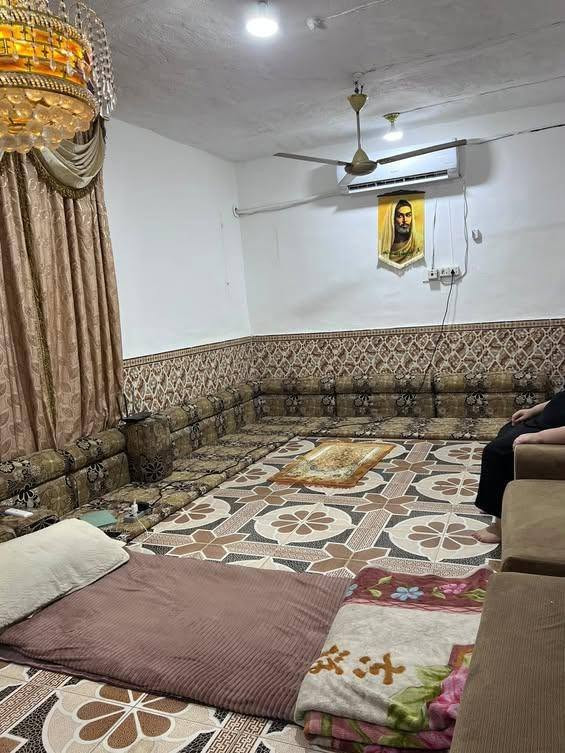 🏠 للبيع بيت سكني مميز في الحي العسكري

بيت مرتب وجاهز للسكن، بمساحة كلية 240 م²، بناء قديم ومحافظ عليه، والبيت عكادة وقطره ما يذب، مرتب ونظيف وينسكن مباشرة.

🔹 تفاصيل البيت:
• 3 غرف
• هول
• صالة
• ديوانية
• مجاري كاملة
• شارع مبلط
• خدمات متوفرة

📍 الموقع: الحي العسكري
🏫 قريب من مدرستين: ابتدائية ومتوسطة، مما يجعله مناسب جداً للعوائل.

✨ بيت عملي ومرتب، موقعه خدمي ومناسب للسكن، وتتوفر حوله الخدمات الأساسية.

📞 للجادين والاستفسار عن السعر والتفاصيل، مراسلة خاص او تصال على رقم 
***********
