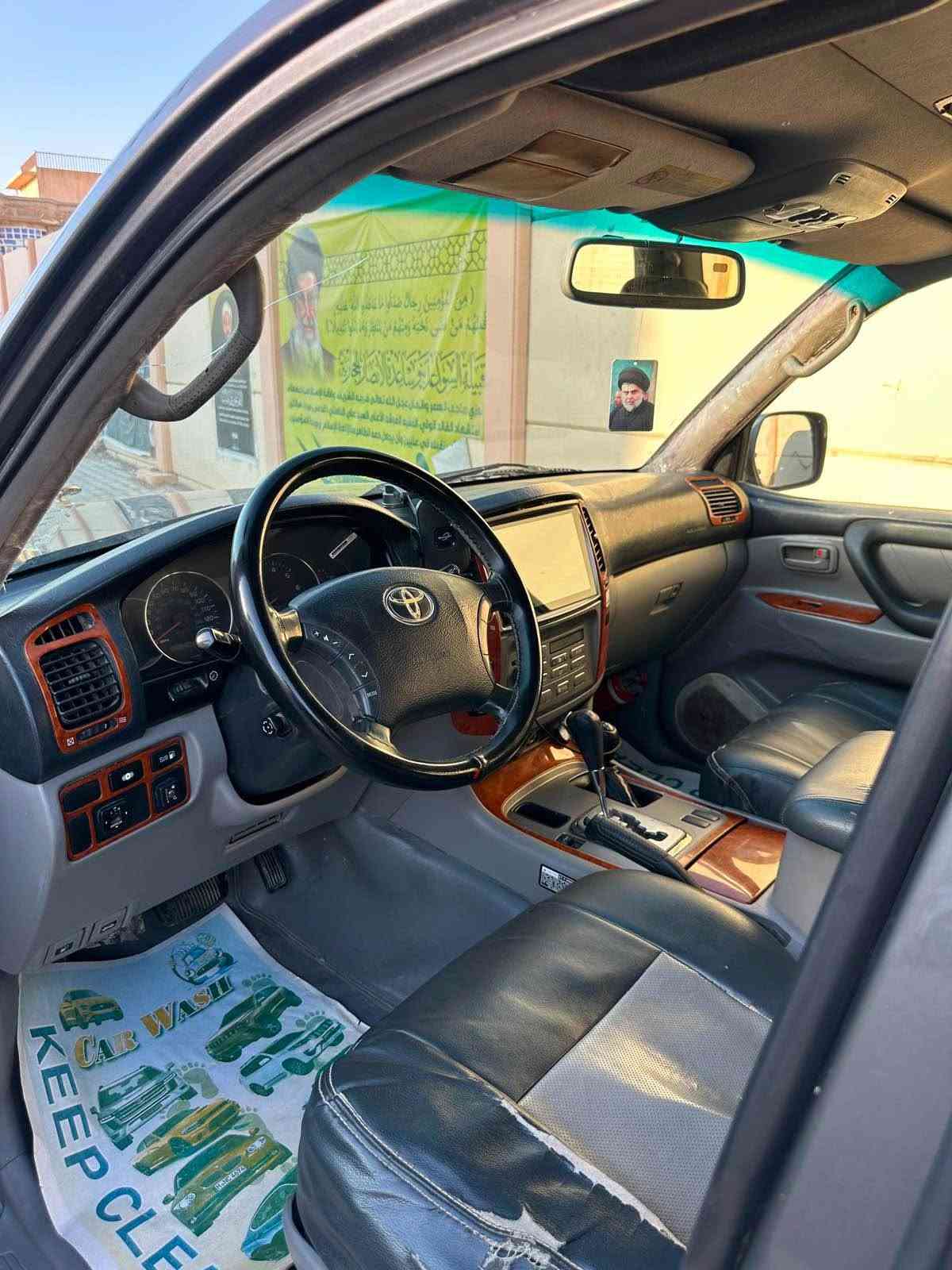 سلام عليكم 
لاندكروز vxr موديل 2005 مكينه 8 سلندر كير اوتو سياره نضيفه كلش بيهه صبغ جاملغ امامي وبنيد بدون ضربه وبيه صبغ على كد الخطه حداديه جديده مكينه كير كفاله فور ويل شغال ستيرن كهرباء كشنات كهرباء فتحه السياره سعرهه 160 وبيه مجال كلش قليل اي استفسار *********** مكان السياره ميسان المدينة, البصرة
